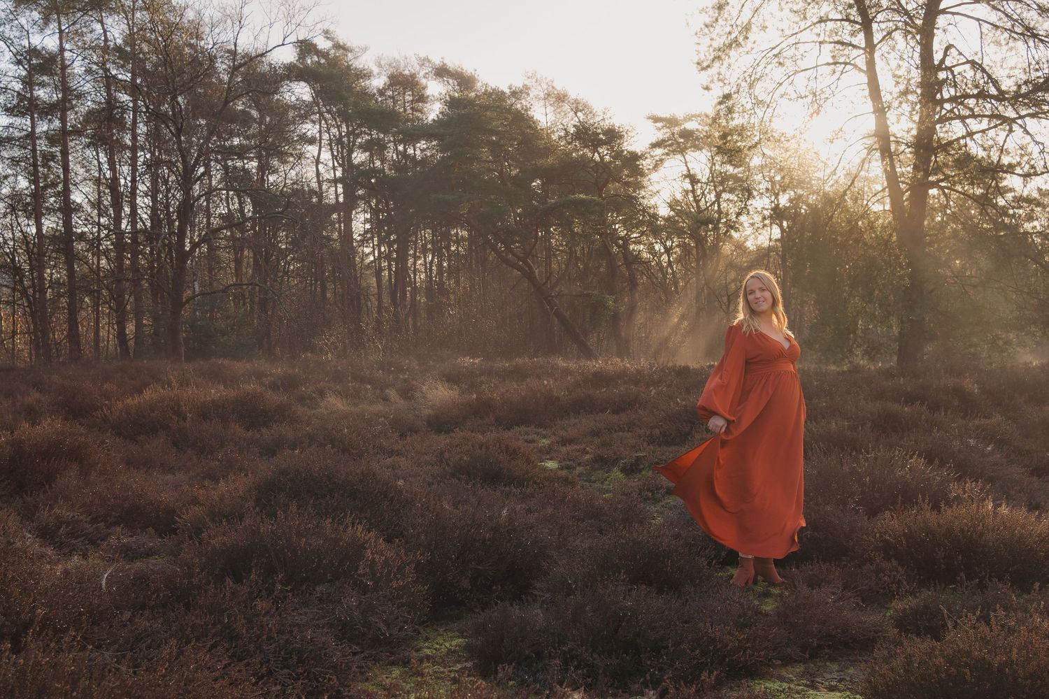 Zwangere mama tijdens een golden hour shoot op de Kesselse Heide.