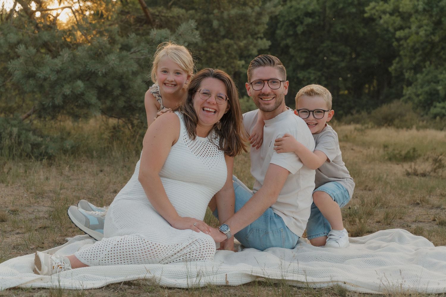 Gezin samen tijdens een gezinsshoot.