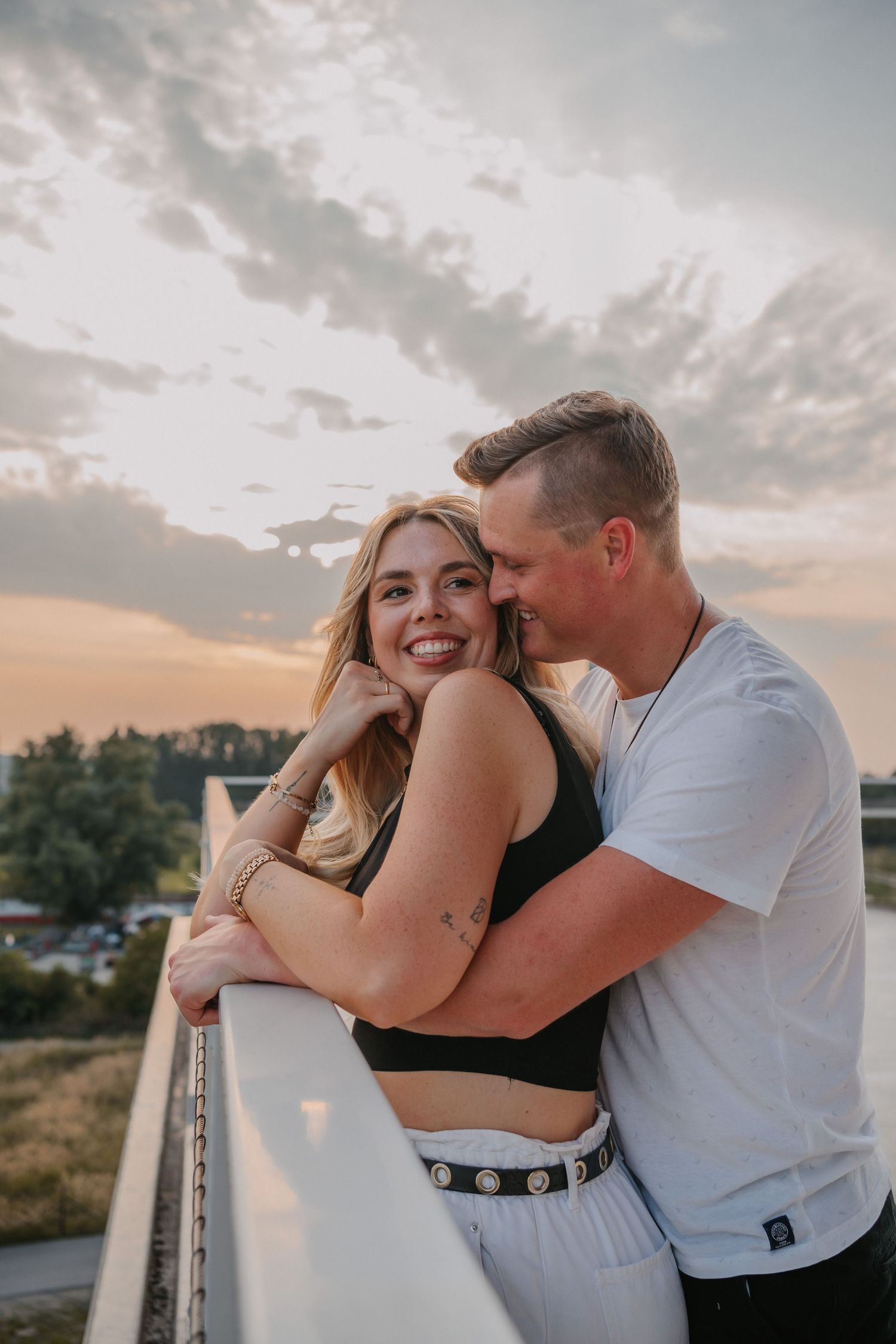 Koppel samen tijdens een ontspannen koppelshoot.