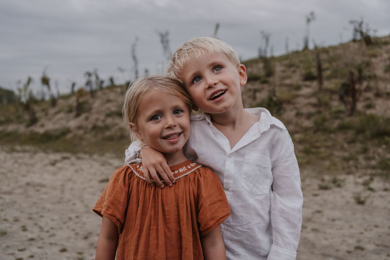 Twee kinderen samen tijdens een gezinsshoot.