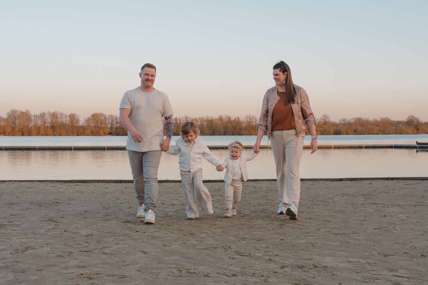 Gezin samen tijdens een gezinsshoot.