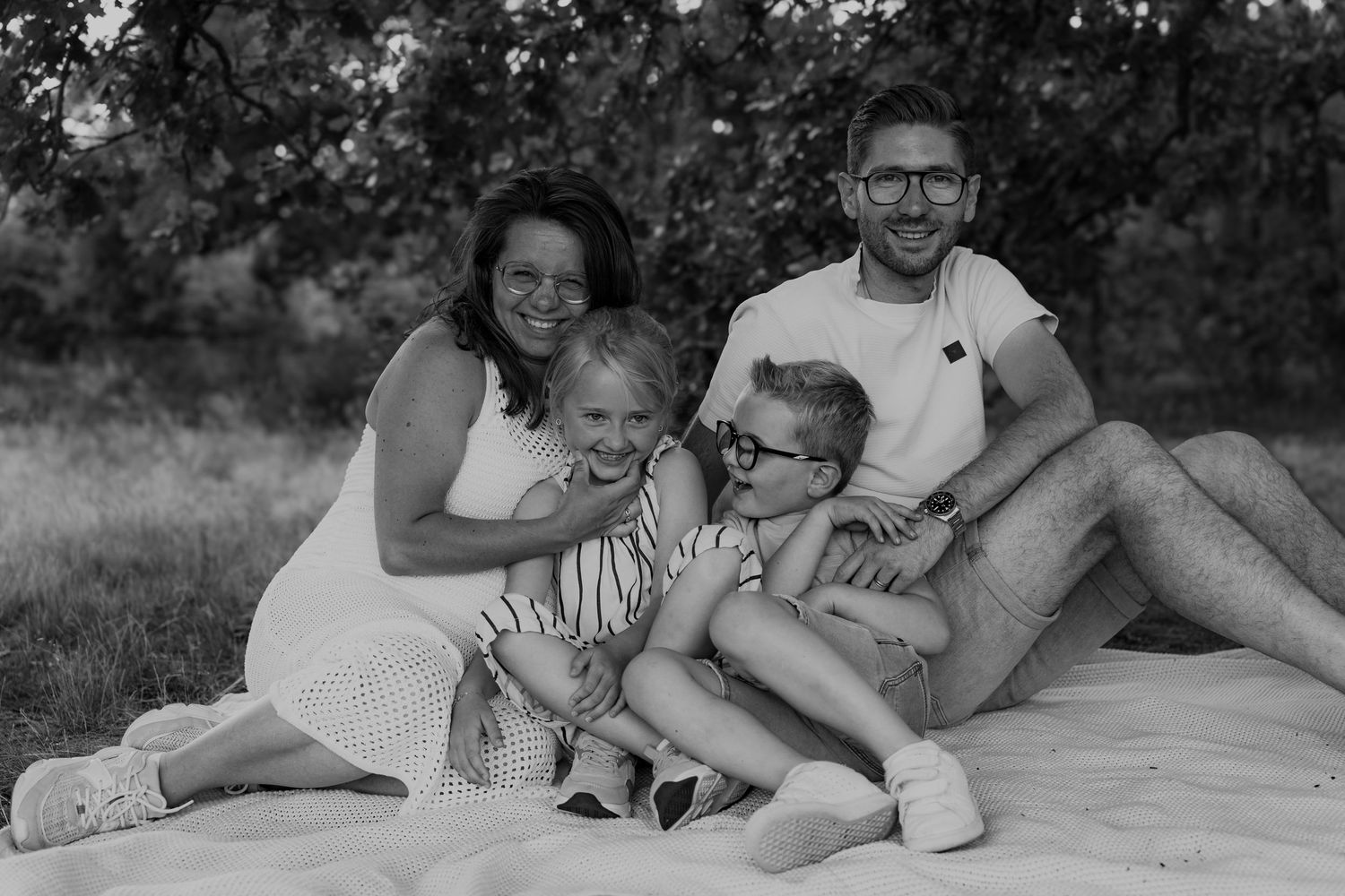 Gezin samen tijdens een gezinsshoot.