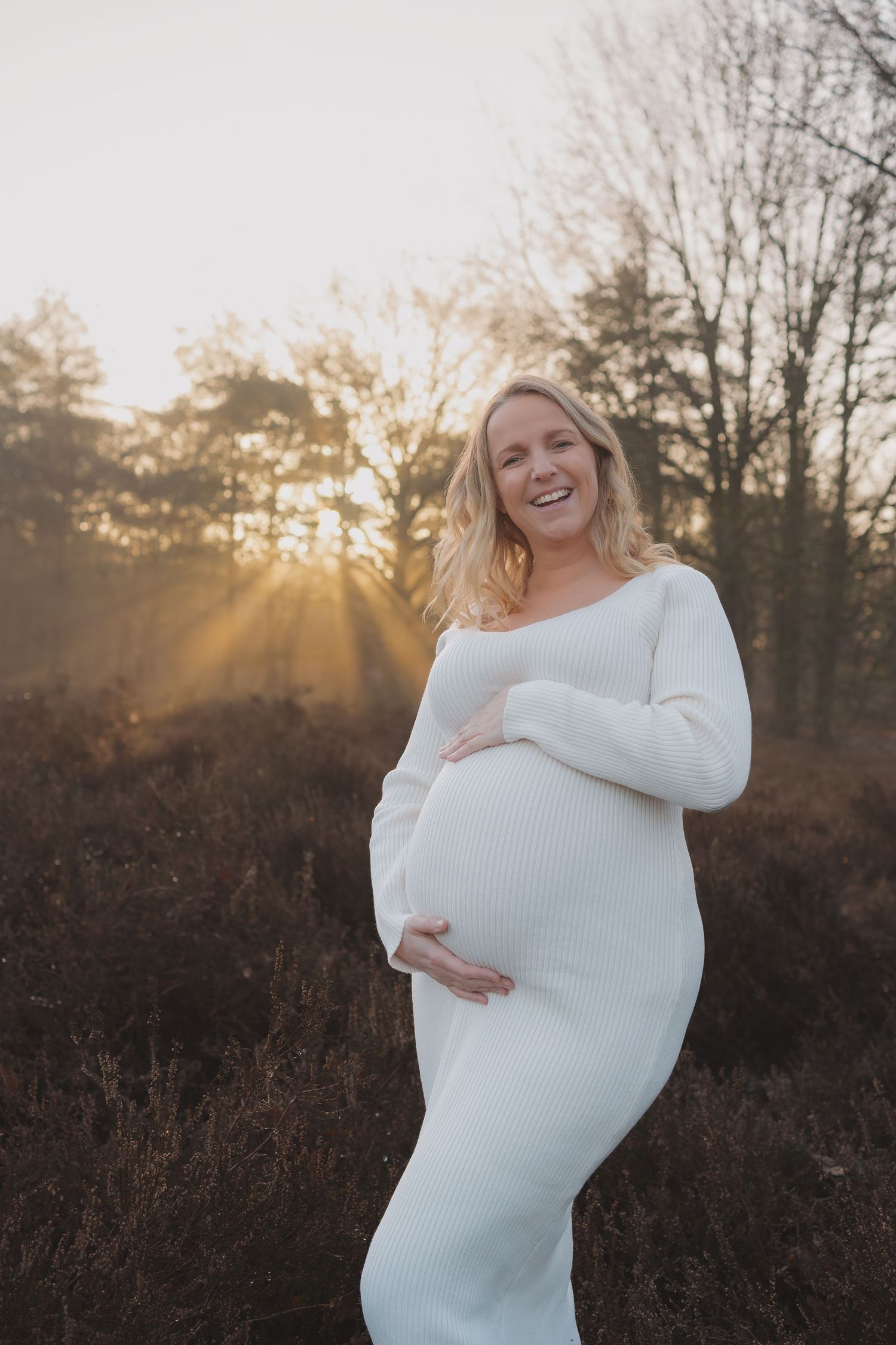 Zwangere mama tijdens een golden hour shoot op de Kesselse Heide.