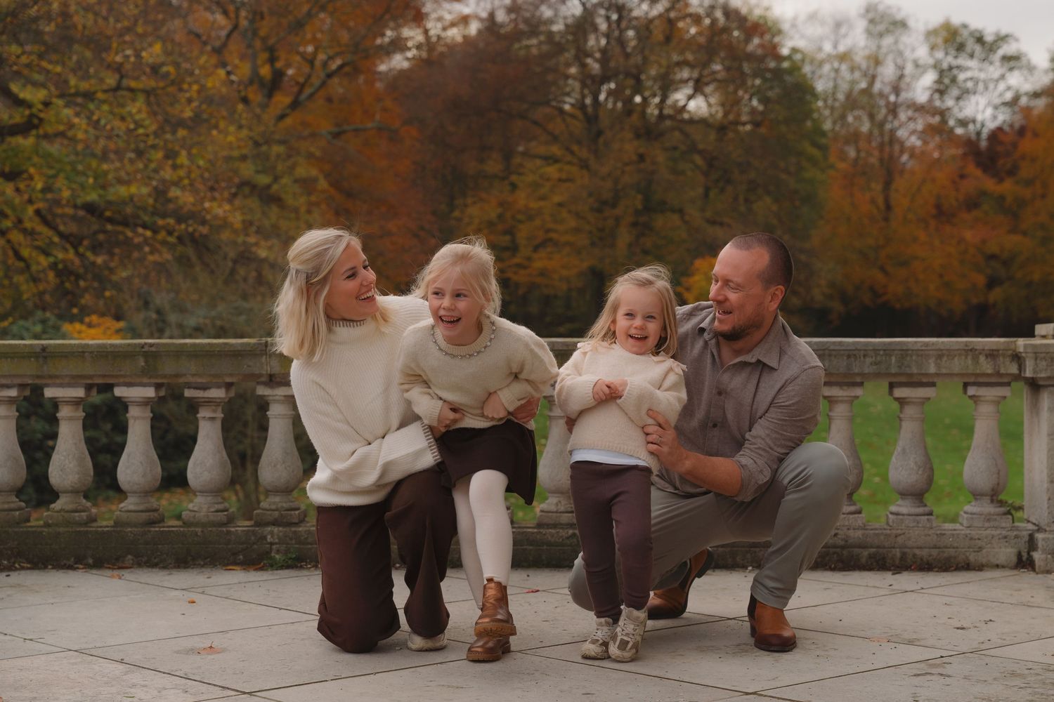 Gezin samen tijdens een gezinsshoot.