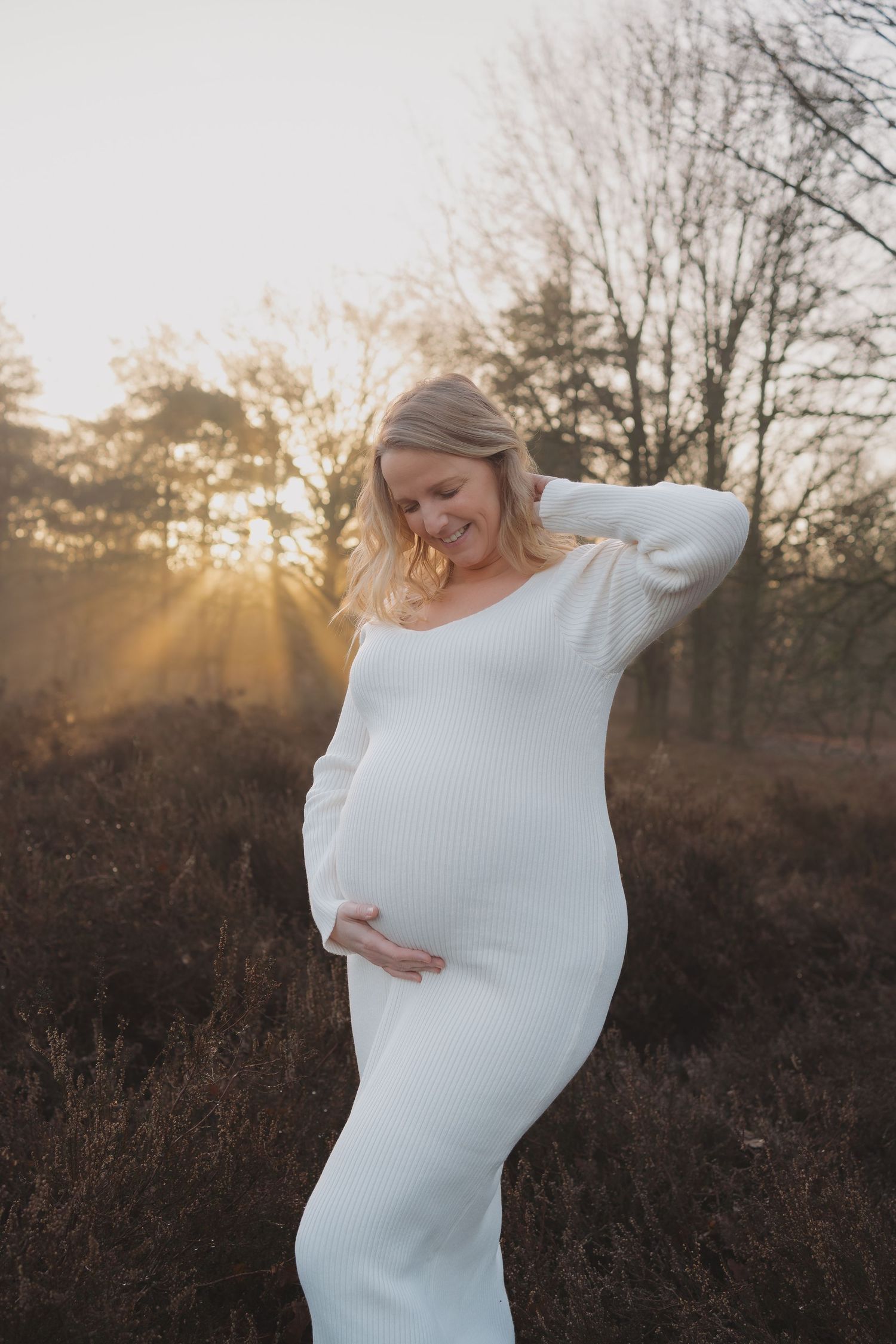Zwangere mama tijdens een golden hour shoot op de Kesselse Heide.