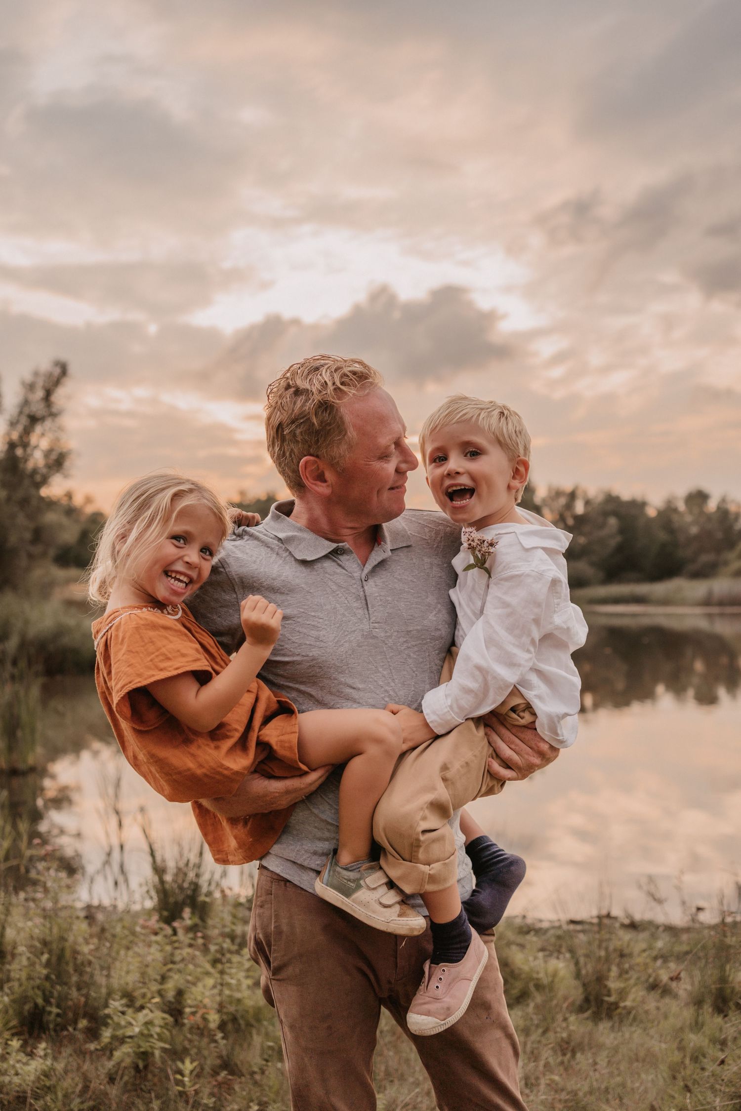 Twee kinderen samen met papa tijdens een gezinsshoot/