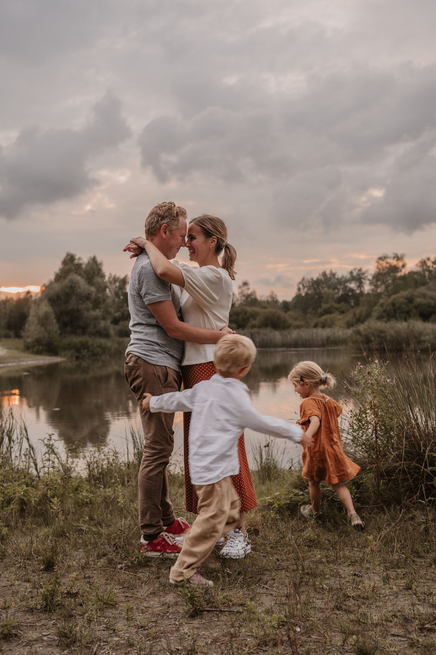 Gezin samen tijdens een gezinsshoot.