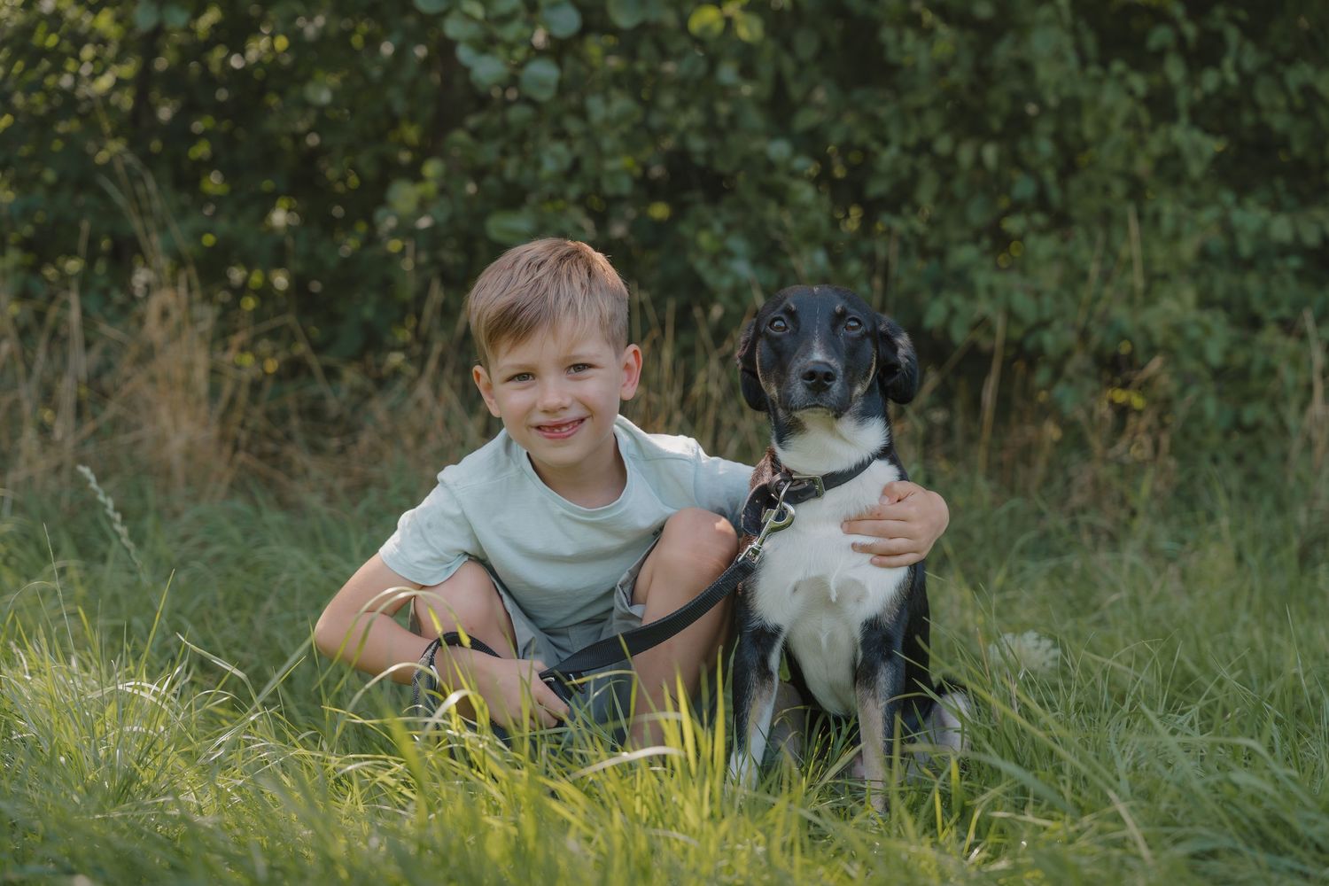 Jongen samen met zijn hond tijdens een fotoshoot.