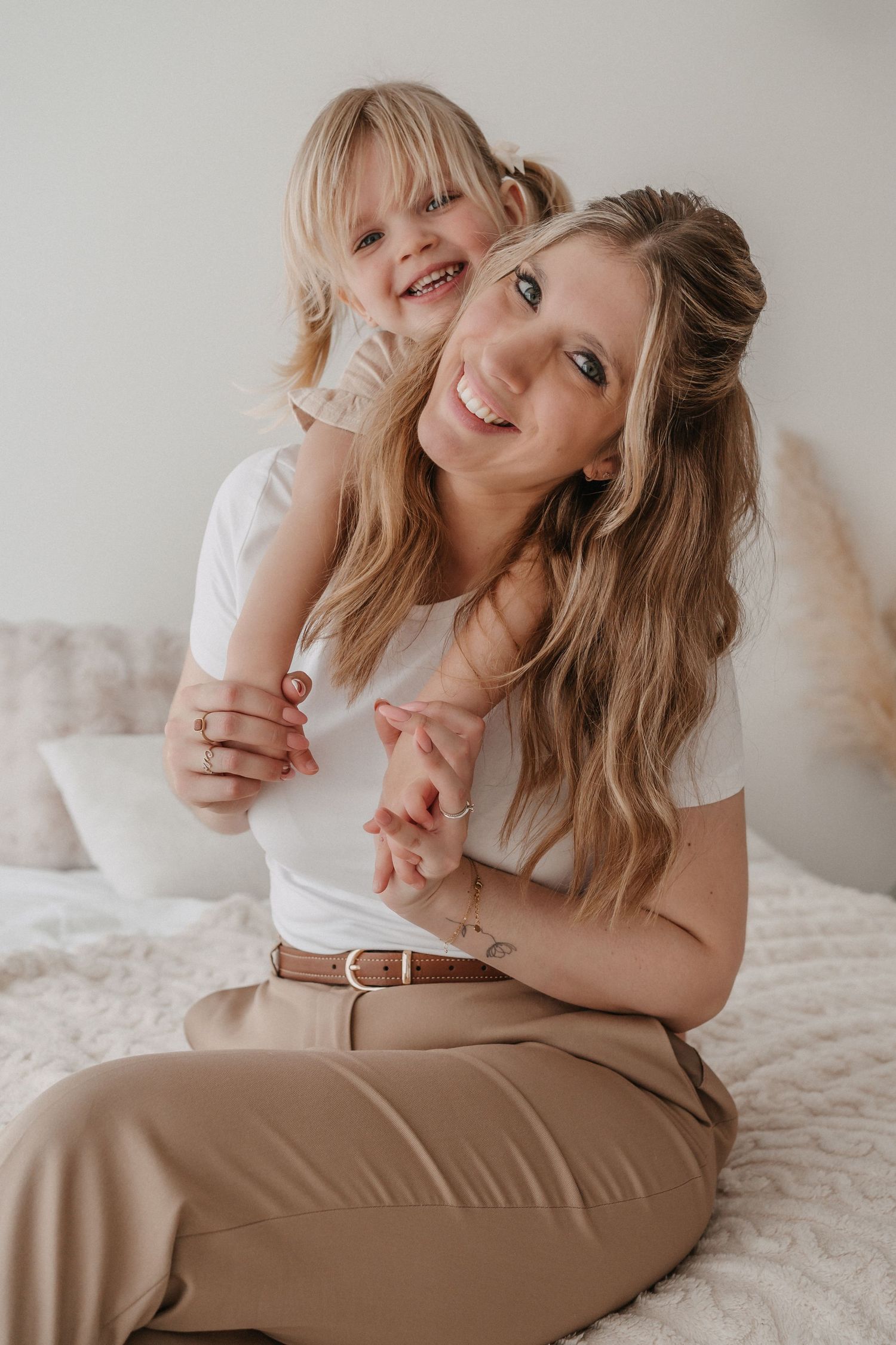 Mama en dochter tijdens een fotoshoot.