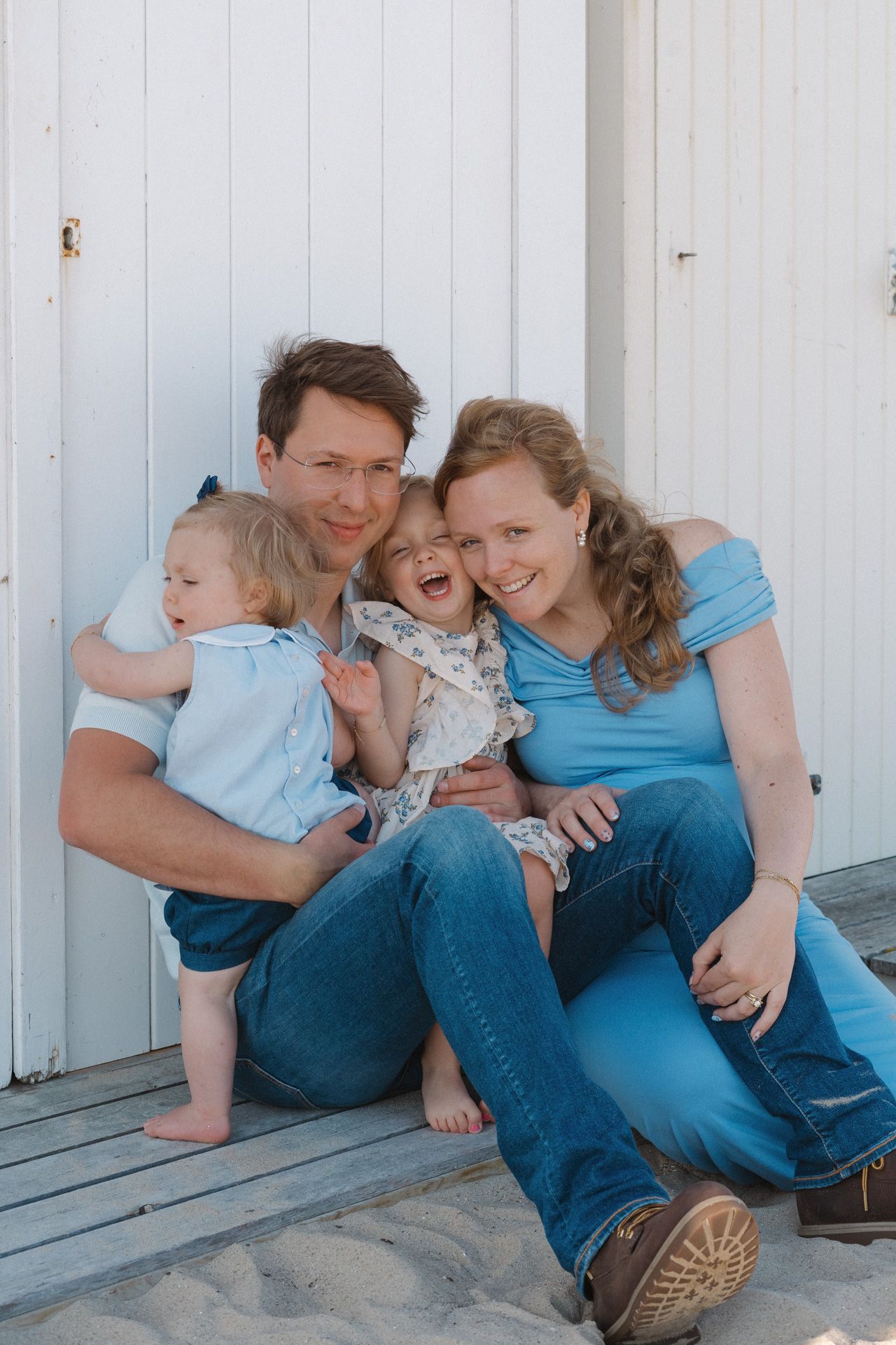 Gezin samen aan zee tijdens een gezinsshoot.