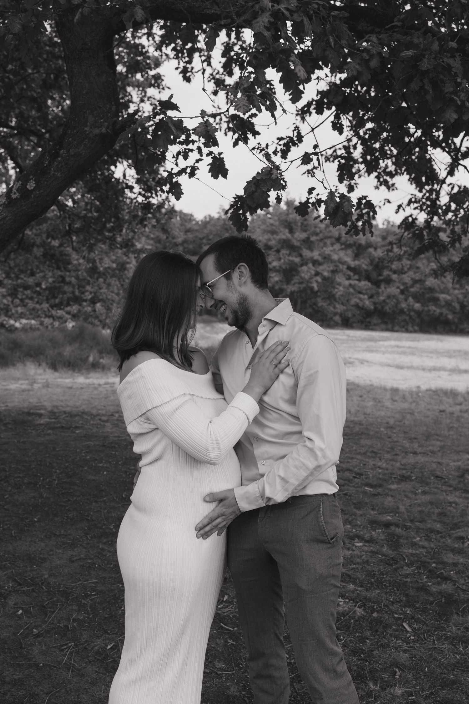 Zwangere mama met haar partner tijdens een zwangerschapsshoot op de Kesselse Heide.
