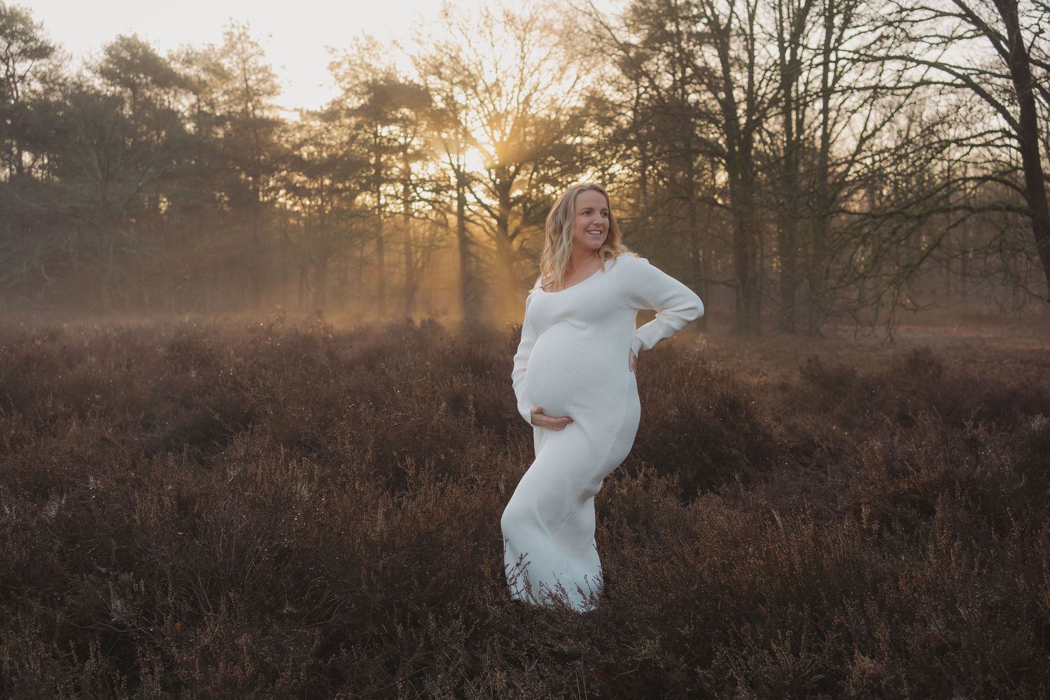 Zwangere mama tijdens een zwangerschapsshoot op de Kesselse Heide.