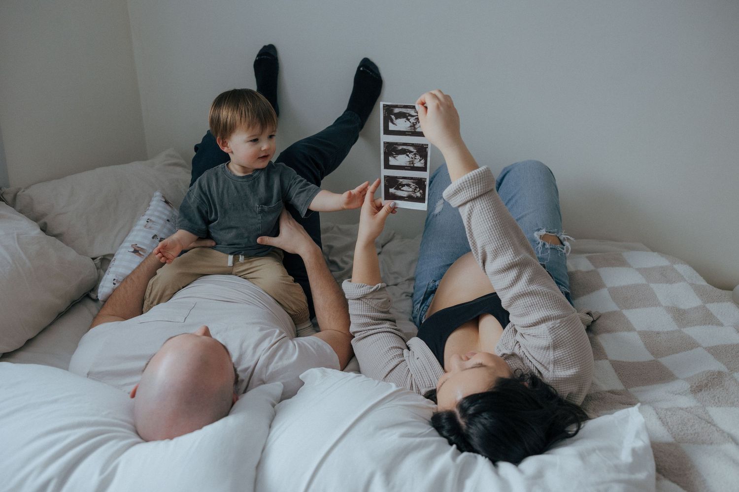 In home maternity photos, in home family photos, family photography, ajax family phototgraphy, oshawa family photography, bowmanville