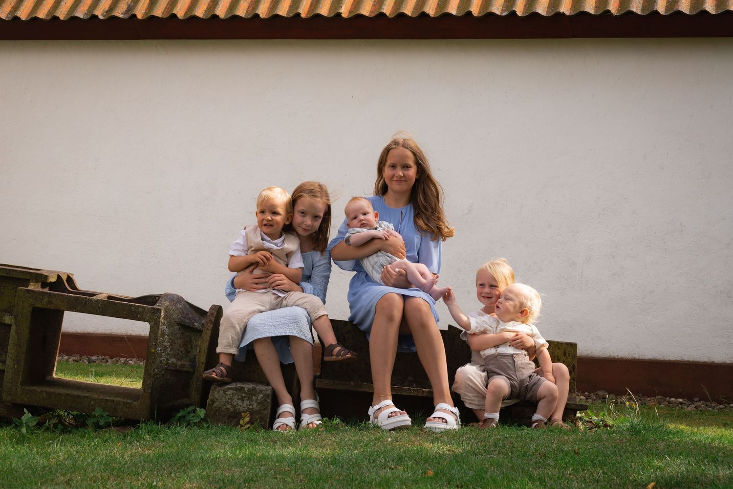En kusinbild bestående av sex barn i olika åldrar.