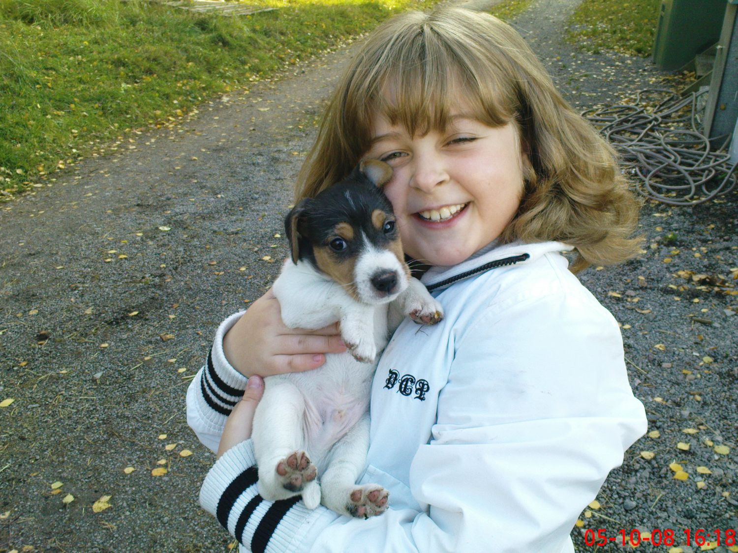 Lilla Bella och lilla valpen Teo.