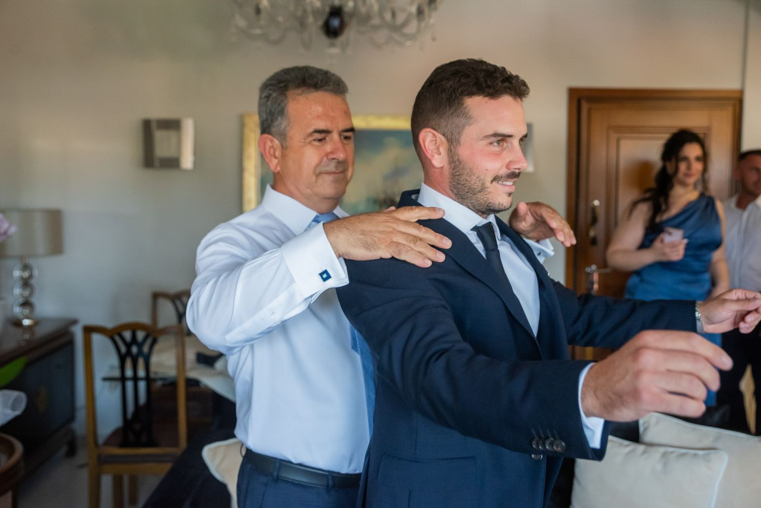 ο γαμπρός βάζει το κουστούμι του με την βοήθεια του μπαμπά του και ειναι έτοιμος για τον γάμο του στον βολο