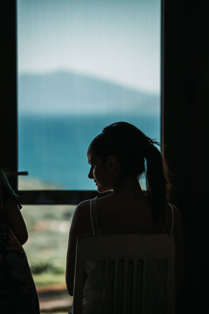 η νύφη κατα την διάρκεια του μακιγιάζ της στην βίλα με θέα τον παγασητικό
