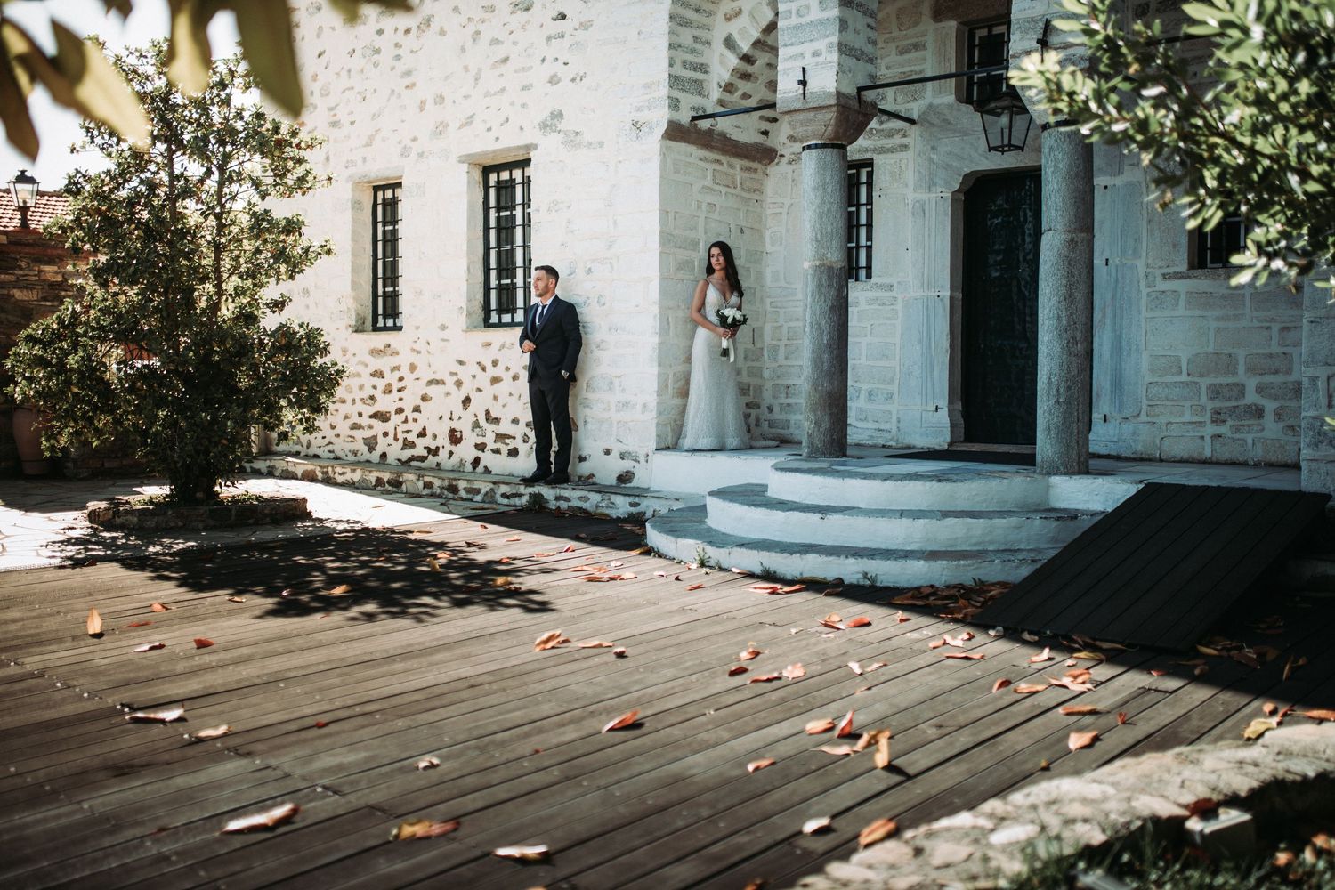 σε μια elegant φωτογραφία το ζευγάρι βρίσκεται σε ένα από τα πιο παλιά αρχοντικά του Πηλίου