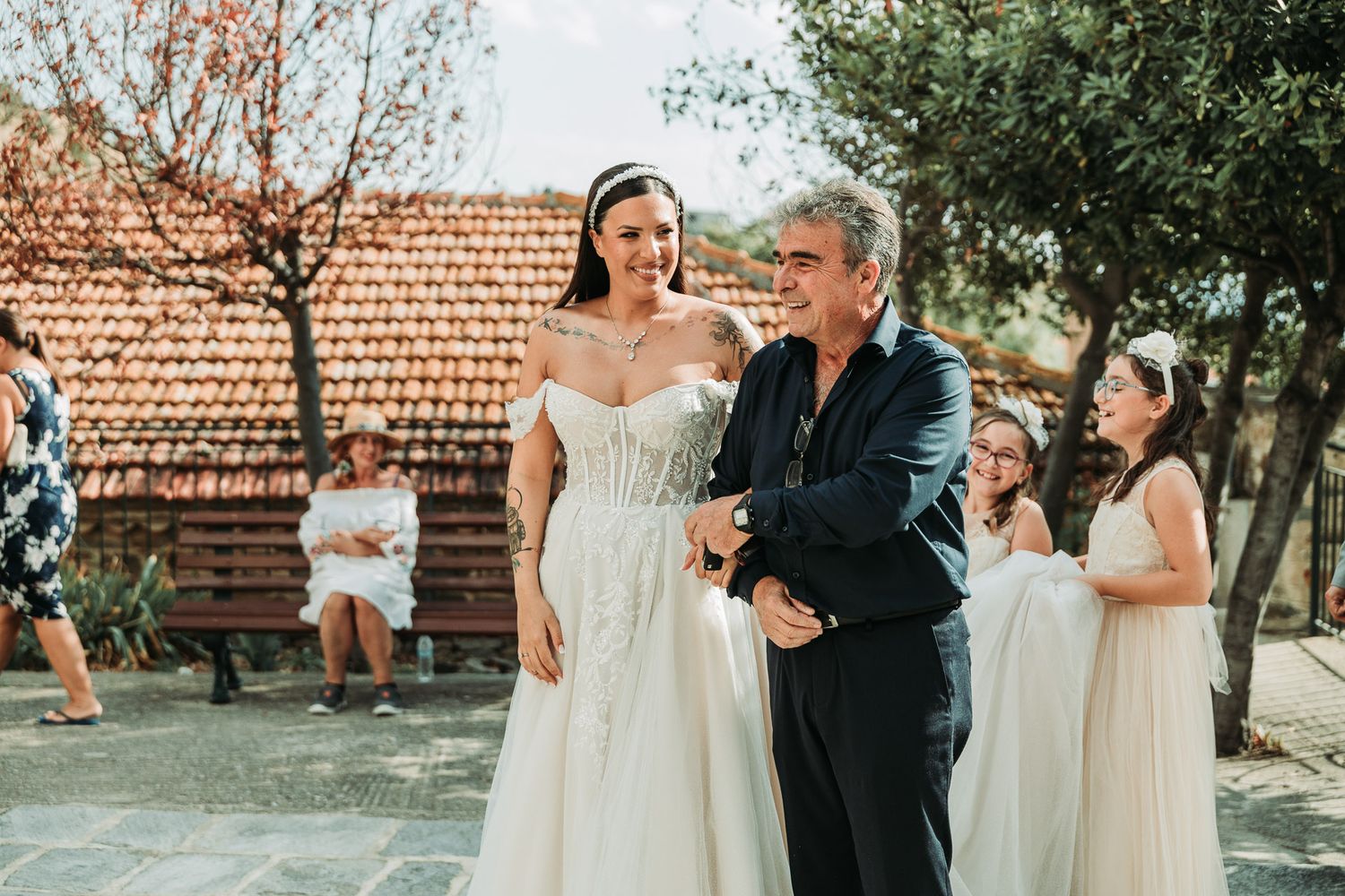 η νύφη με τον μπαμπά της λίγο πριν την παραδοσει στον γαμπρό