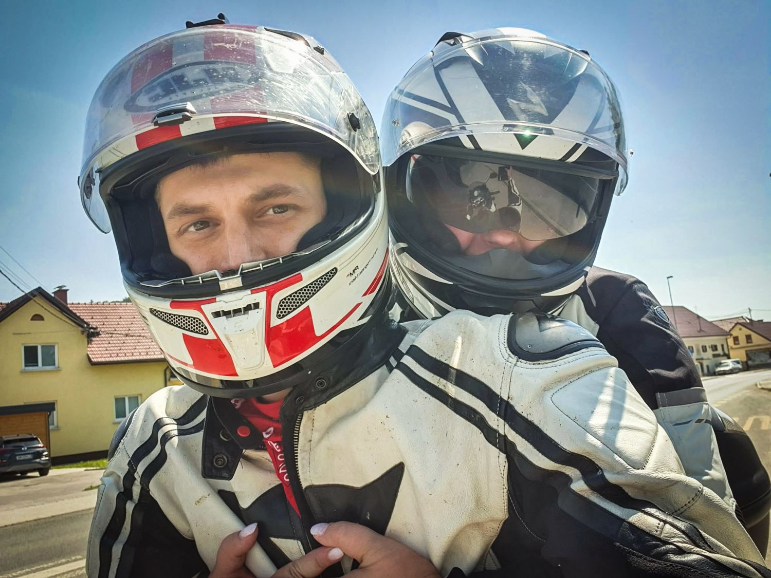 Maja in Jernej na motorju z zaščitno opremo – uživanje v vožnji, svobodi in skupnih trenutkih Majčken Studio.