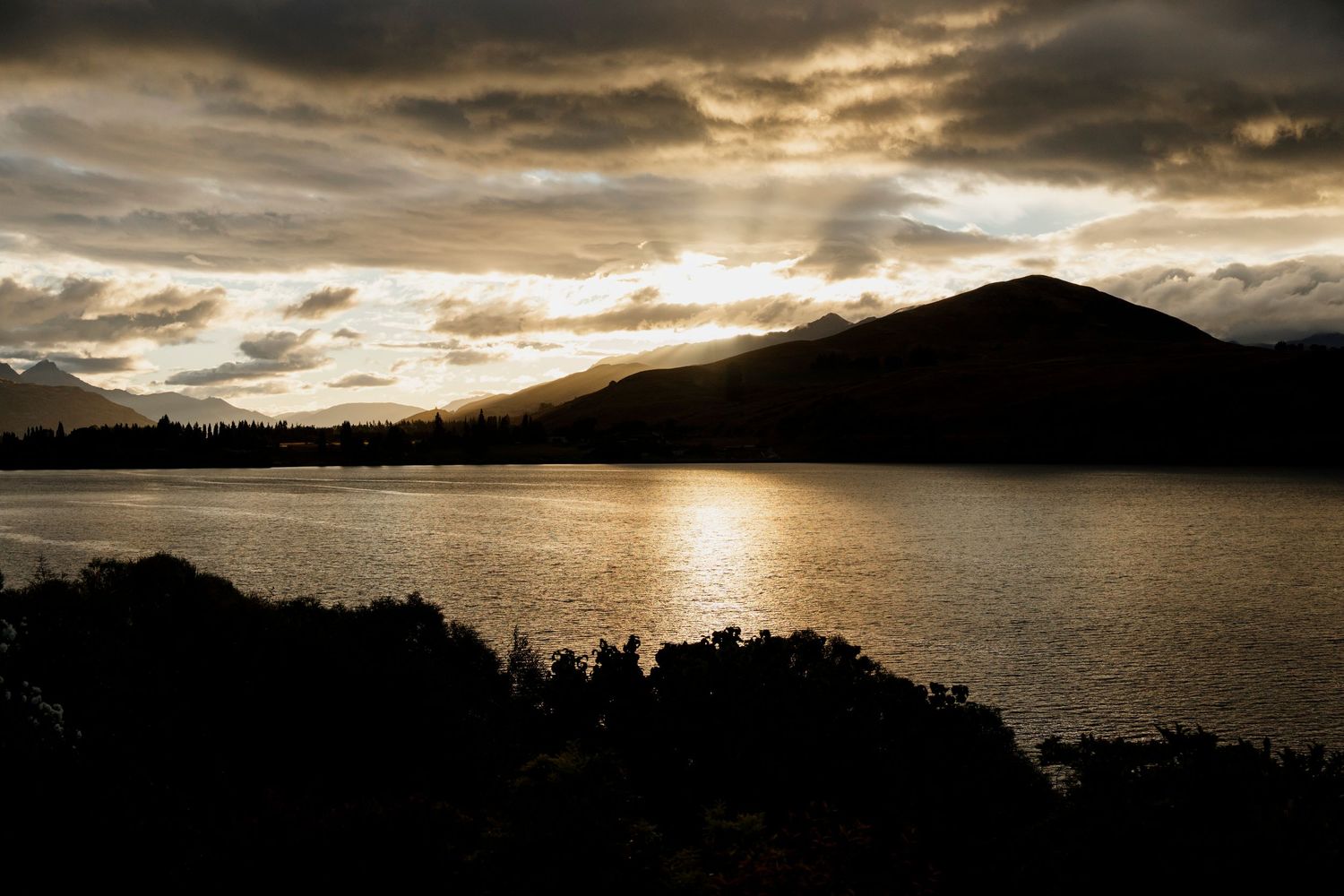 Dramatic sunset over Lake Hayes in Queenstown which was the subject of a documentary directed by Holly Wademan.