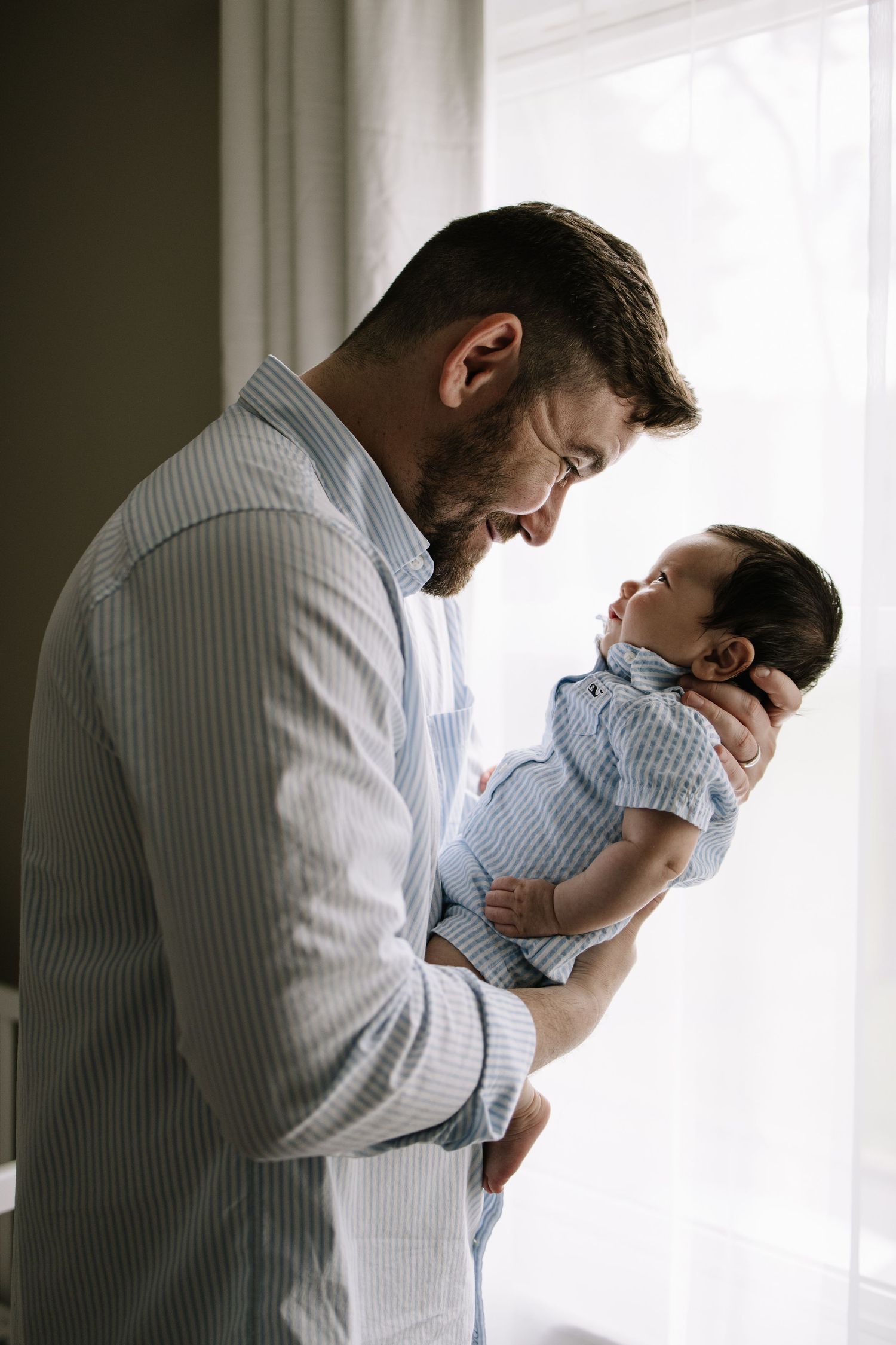 Natural family photos in Philadelphia featuring relaxed, candid moments that preserve love, laughter, and authentic family connections.