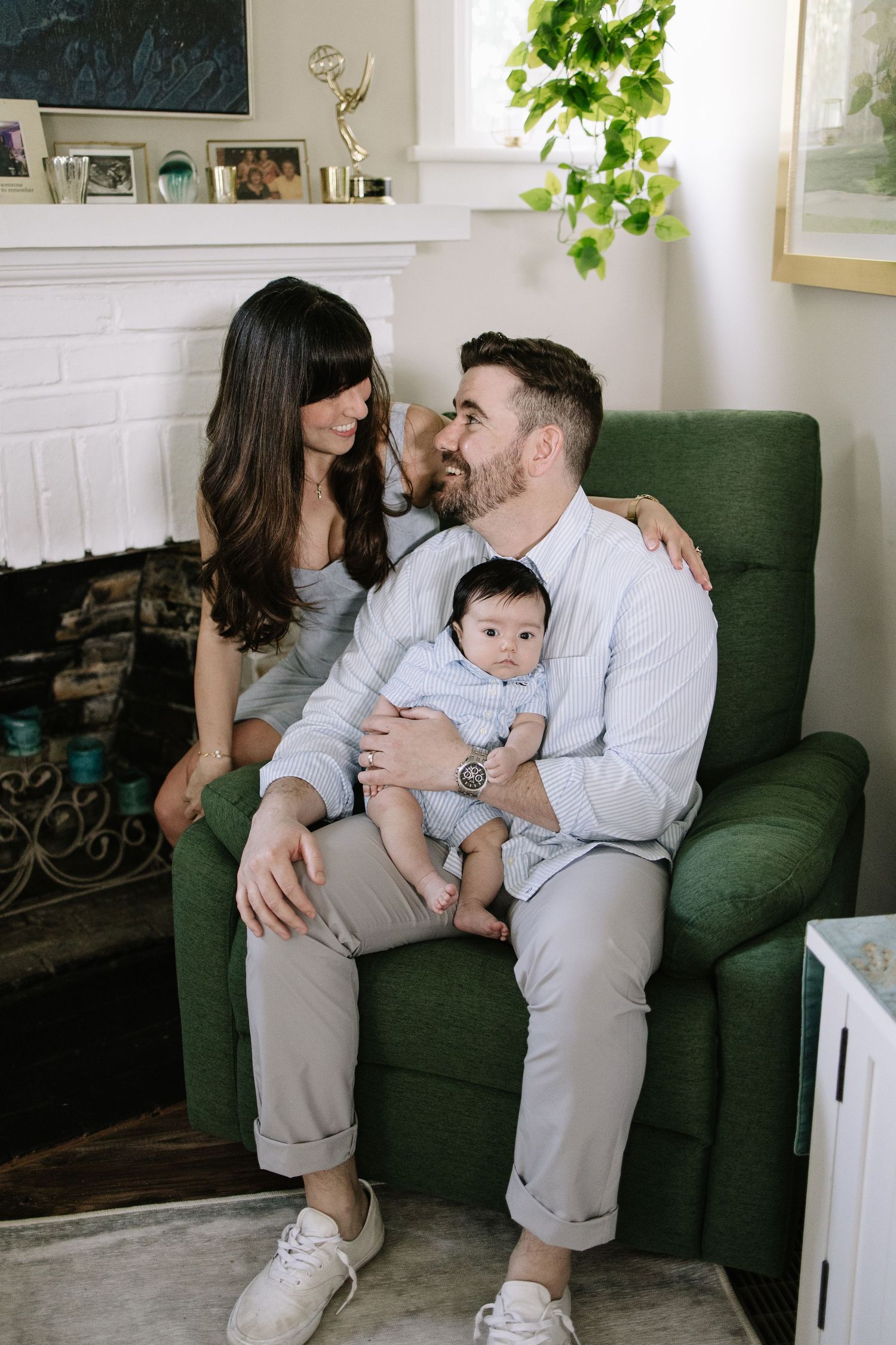 Natural family photos in Philadelphia featuring relaxed, candid moments that preserve love, laughter, and authentic family connections.