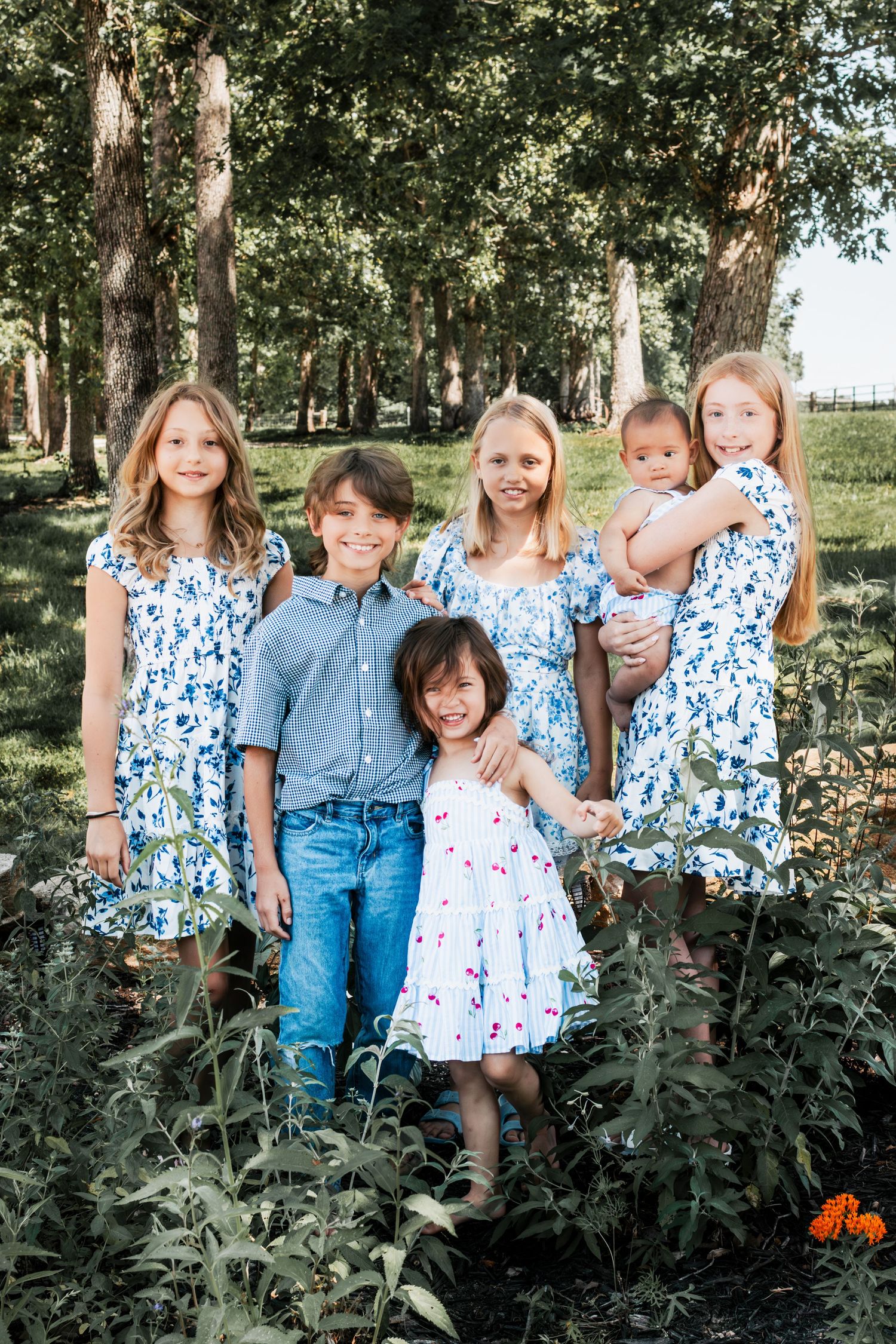 6 six cousins during an extended family photo shoot in Wright City