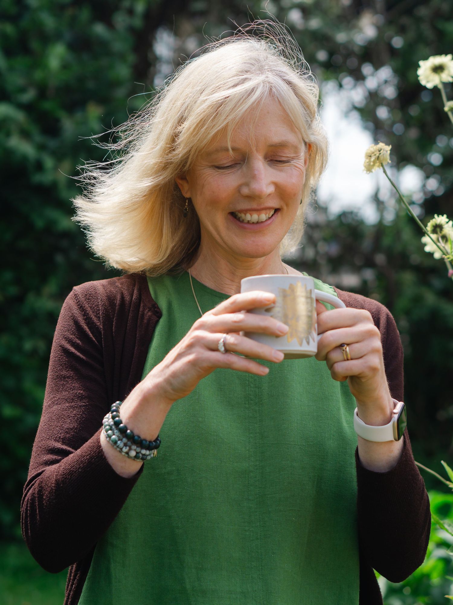 Devon based portrait and brand photographer Felicity Billen takes photos of Teignmouth based illustrator Linda Fox