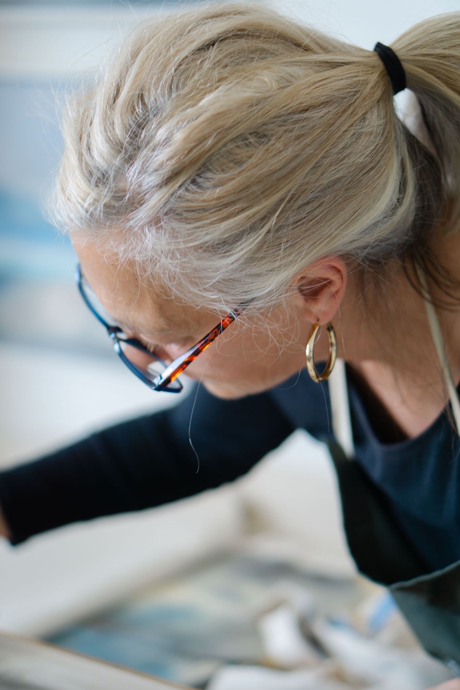 Felicity Billen, Devon portrait and brand photographer, takes pictures of Ilfracombe based coastal artist Jo Payne