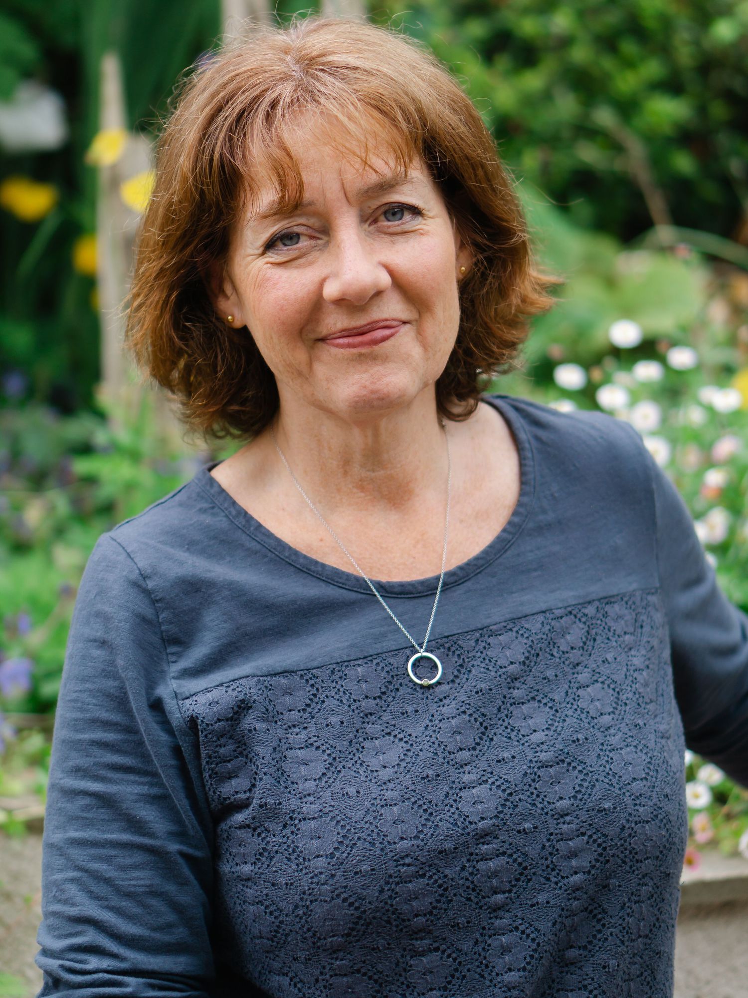 Devon based portrait and brand photographer Felicity Billen takes photos of Newton Abbot Artist Julia Chatting