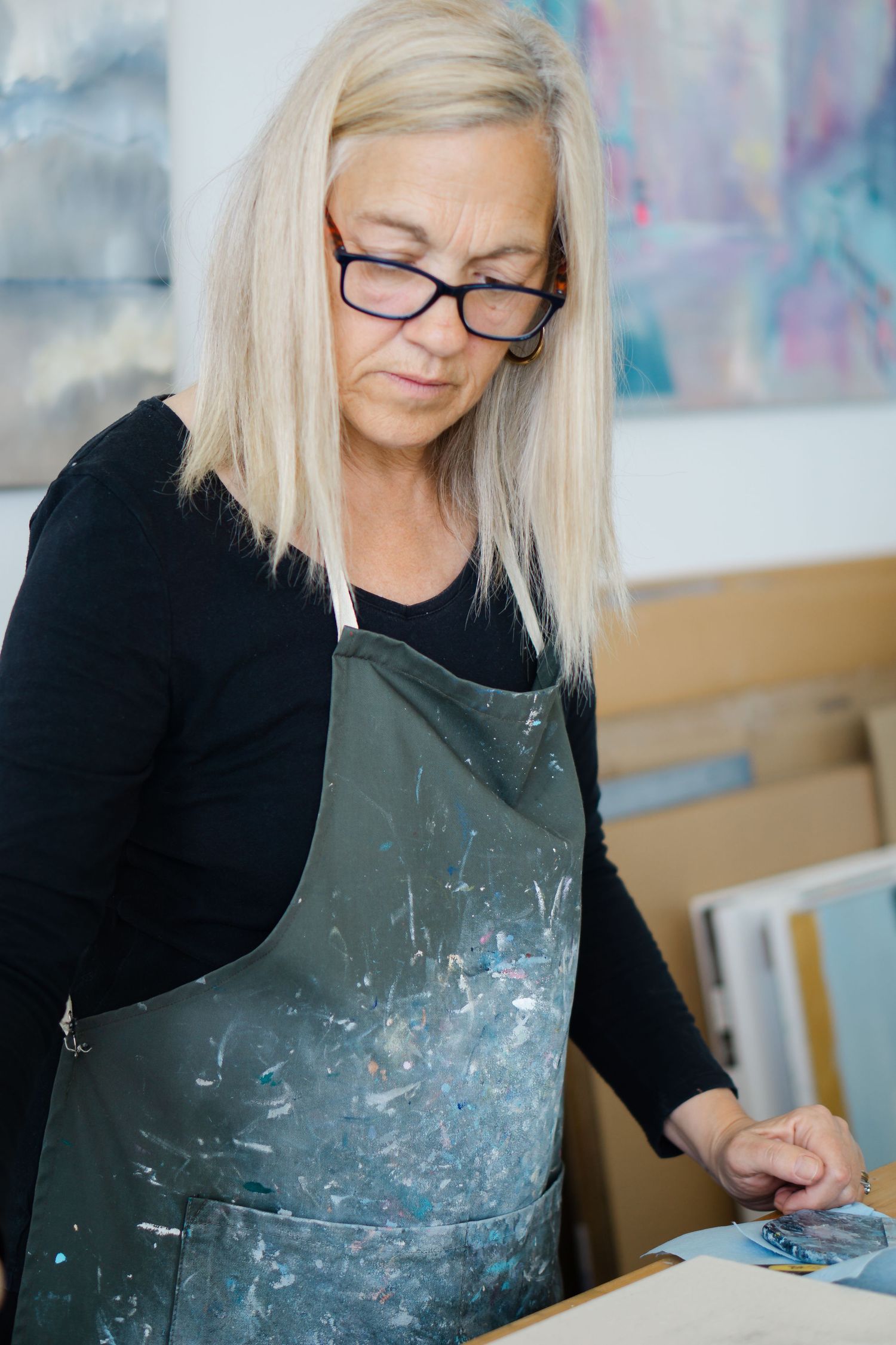 Felicity Billen, Devon portrait and brand photographer, takes pictures of Jo Payne, Ilfracombe based coastal artist