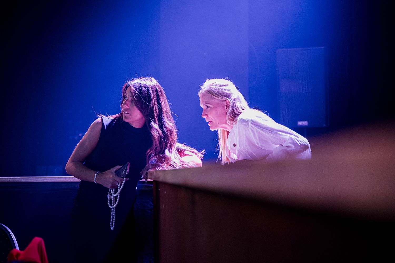 Twee vrouwen die met elkaar praten tijdens een event