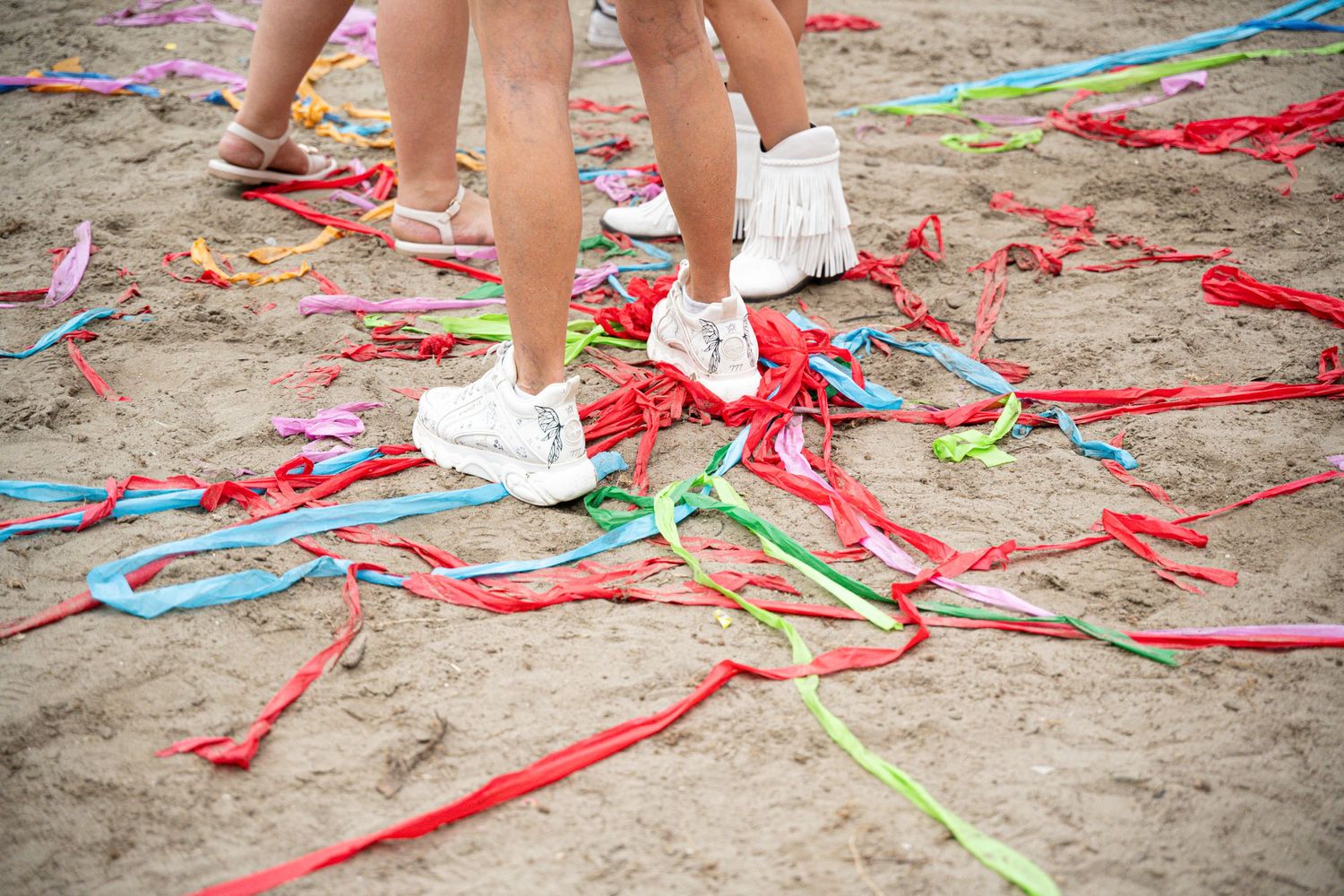 Een aantal voeten met versiering van een dance festival rondom