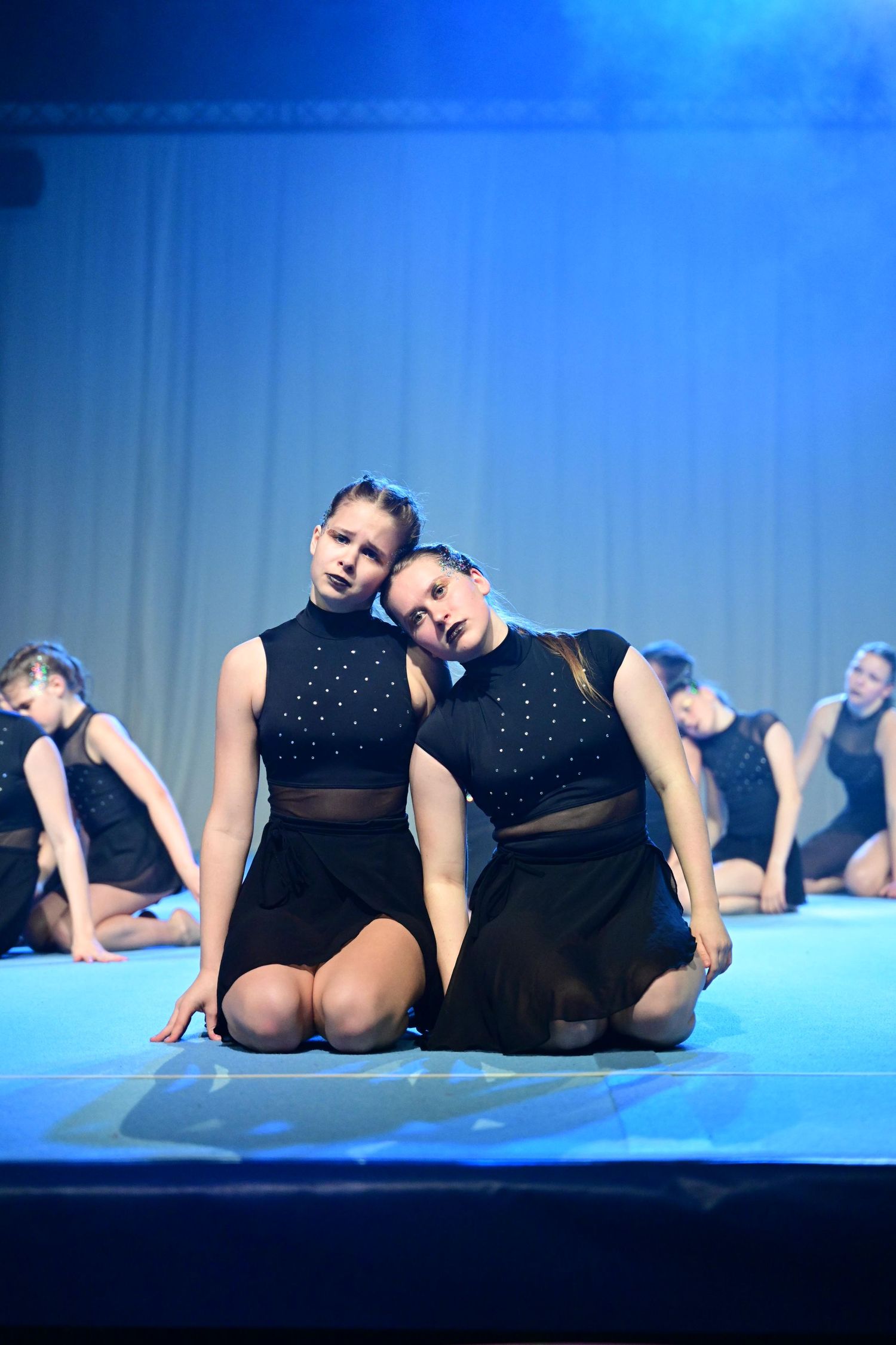 Een groep dansers tijdens een wedstrijd