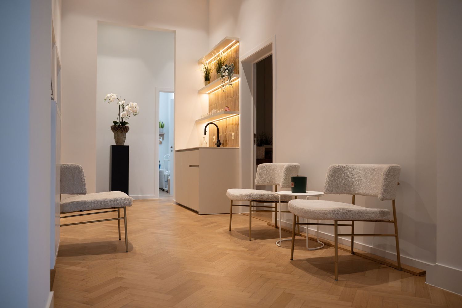 Een kleurenfoto van een wachtzaal in een schoonheidssalon.