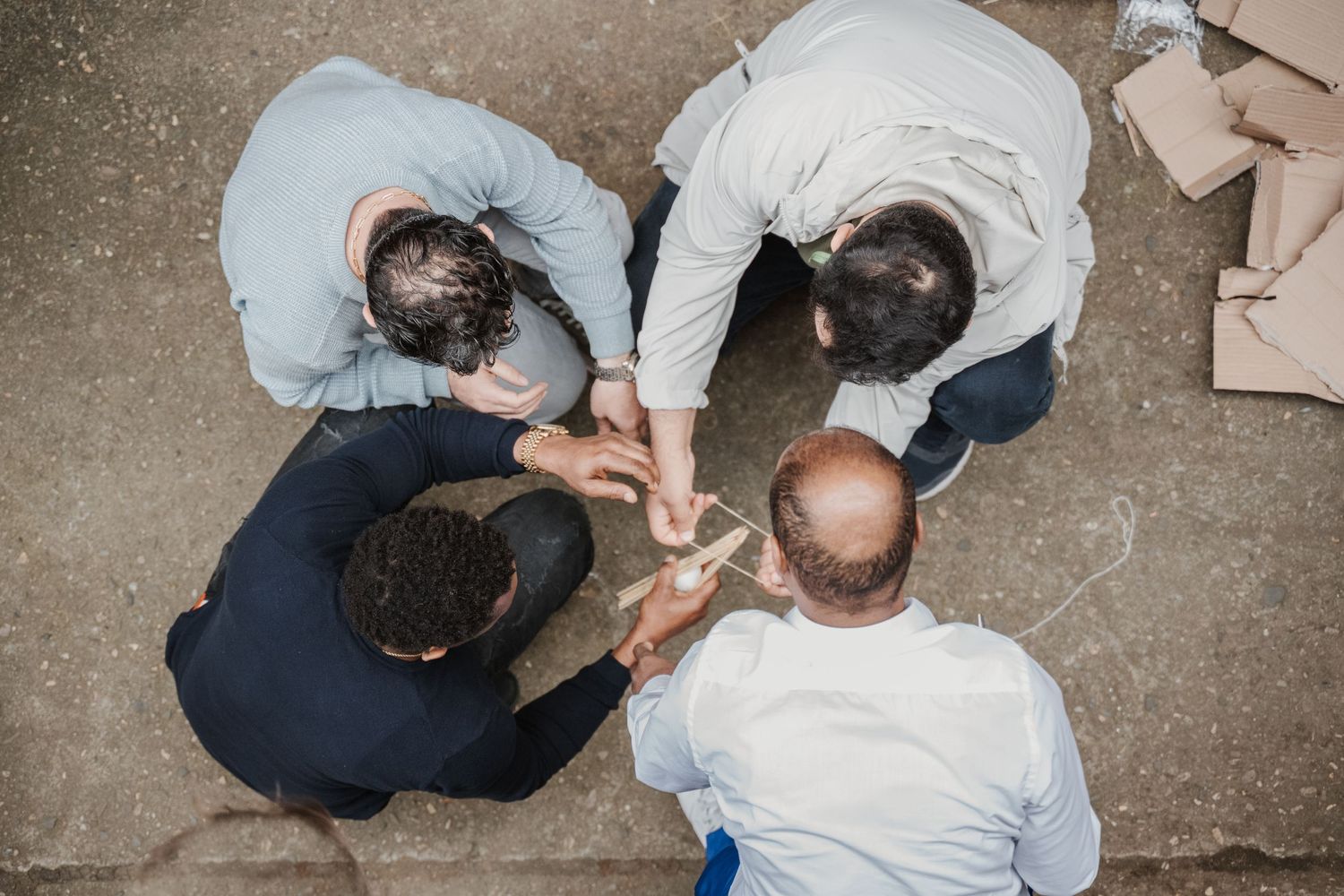 Een bovenzicht van mannen die samen aan een projectje werken