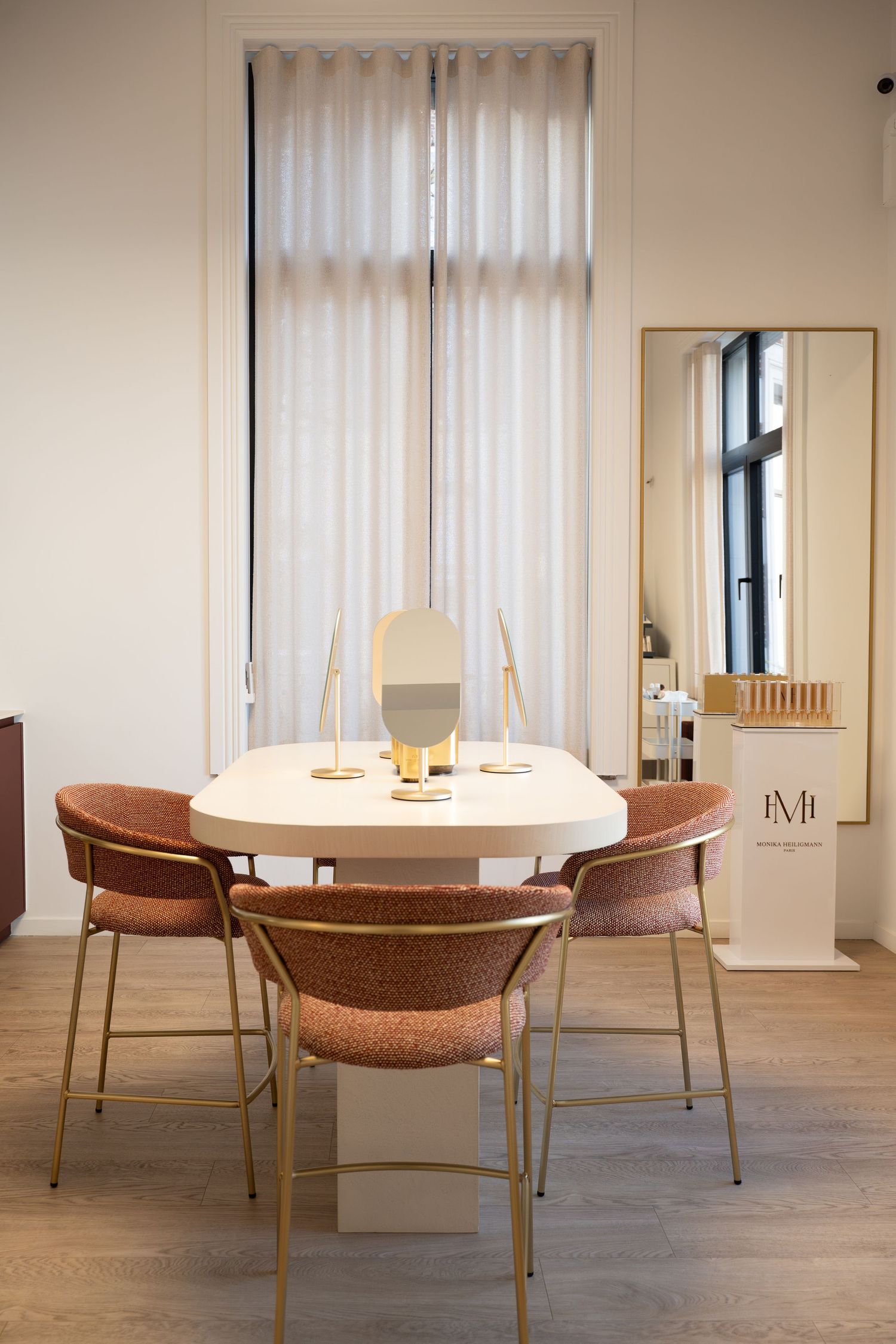 Een kleurenfoto van een interieur van een schoonheidssalon, waar vrouwen kunnen komen om zich te laten schminken.