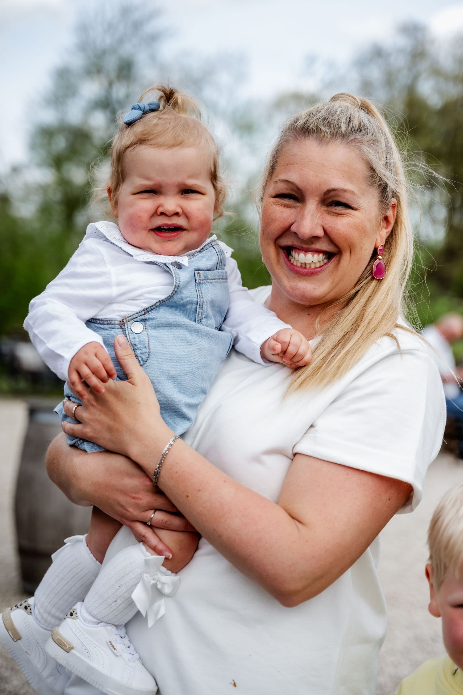 Lachende mama en haar dochter op een babyborrel