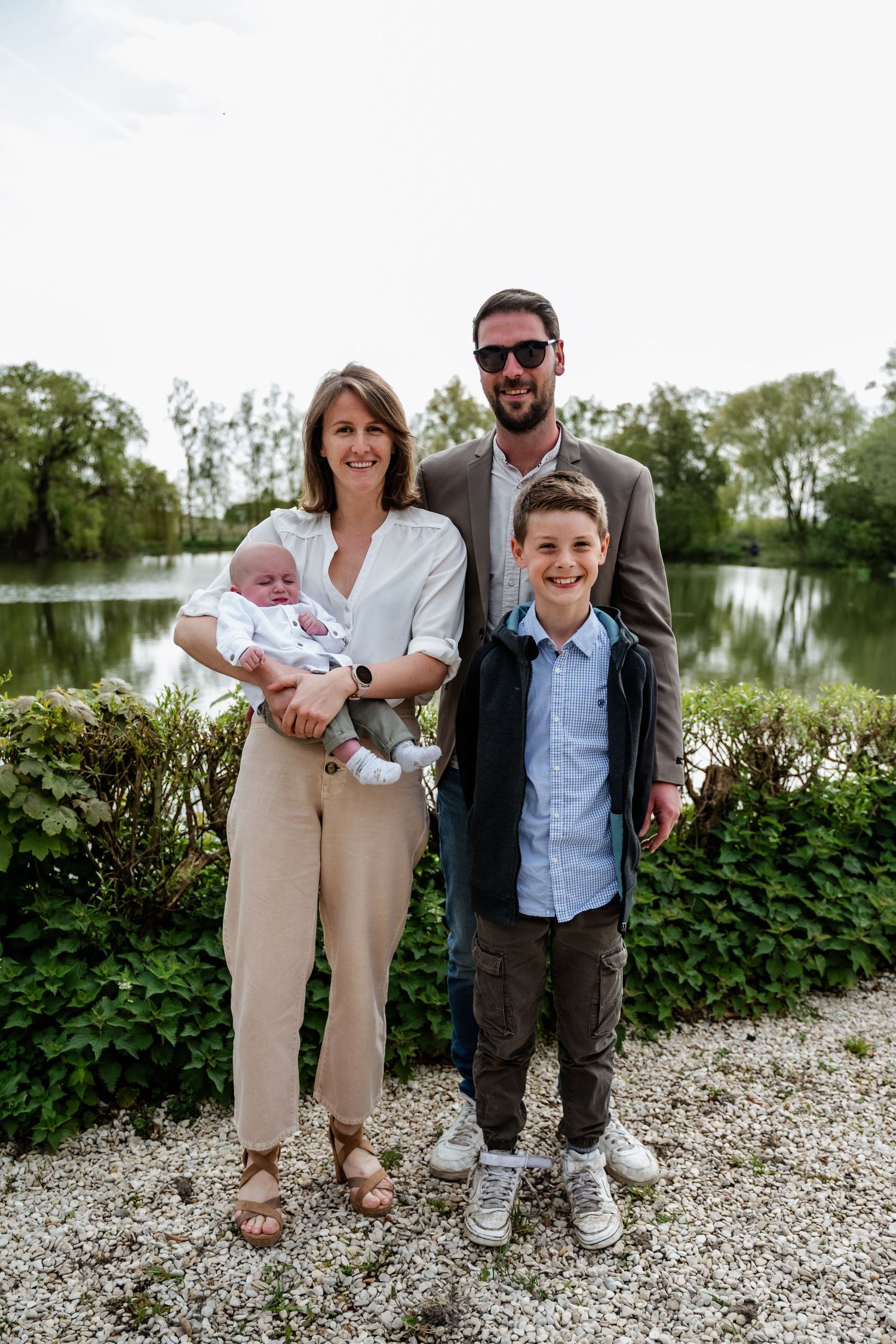 Familiefoto in kleur aan een meer