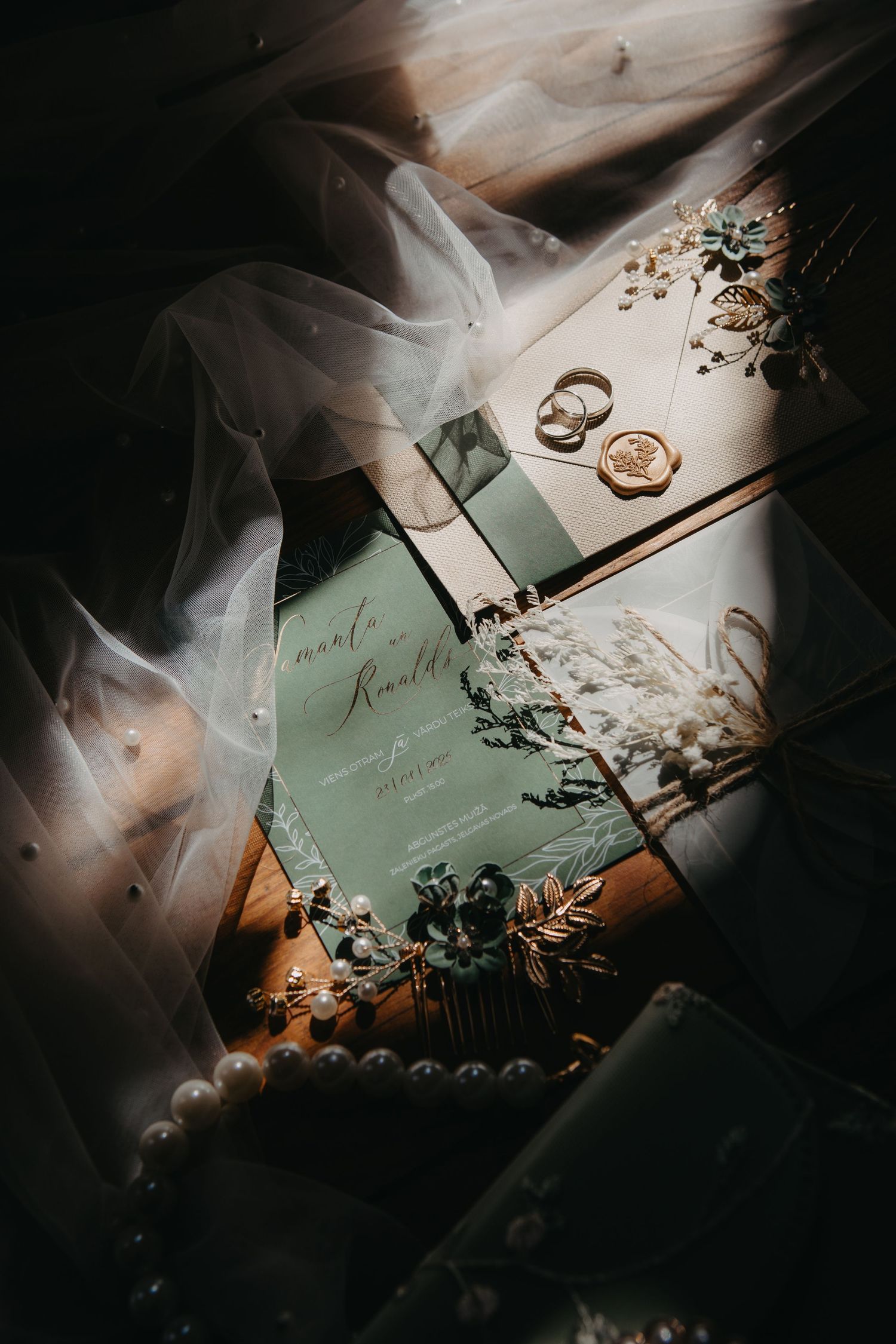Romantic wedding photography detail in Abgunstes muiža