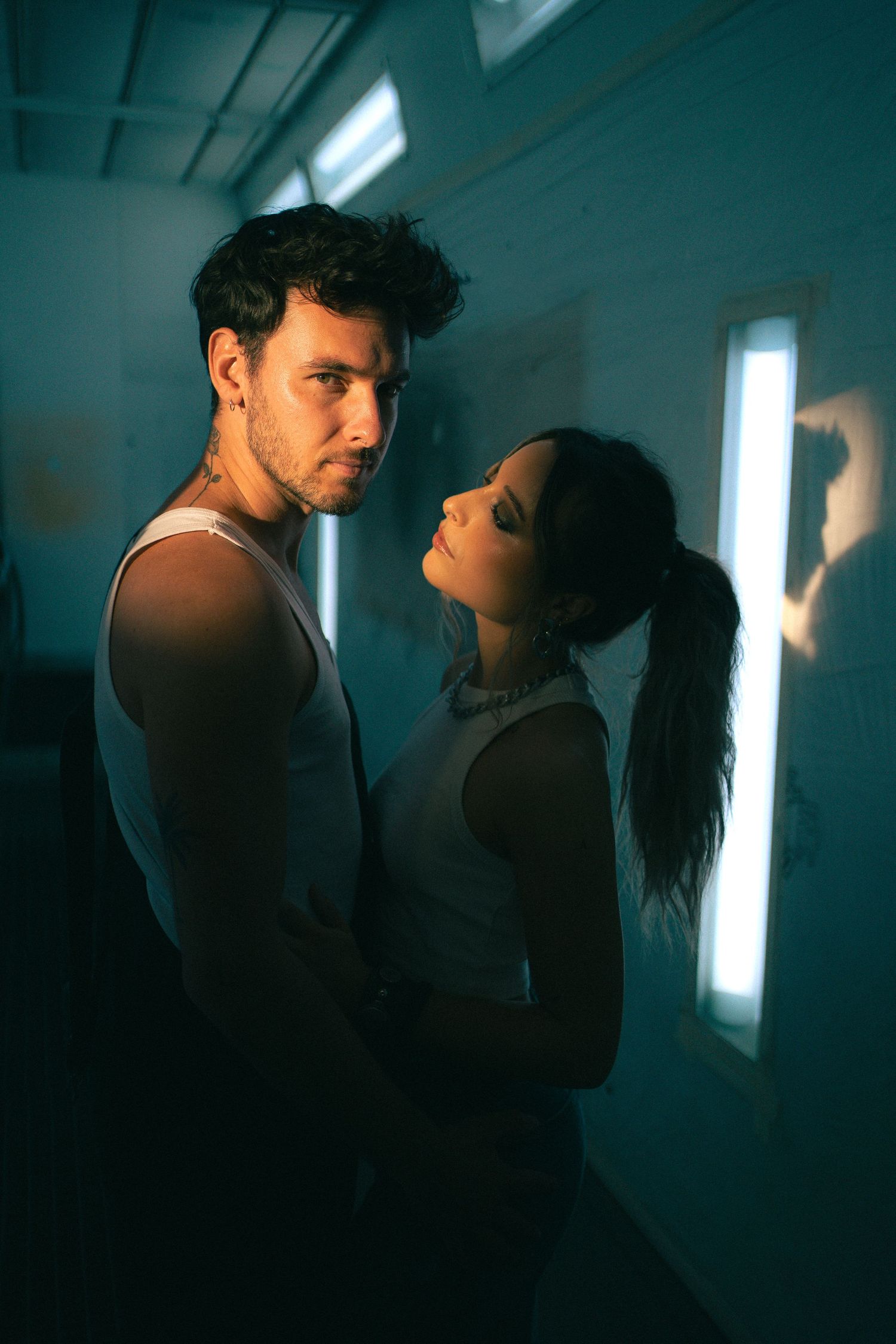 shooting photo d'un couple dans un garage avec de beaux rayons de soleil