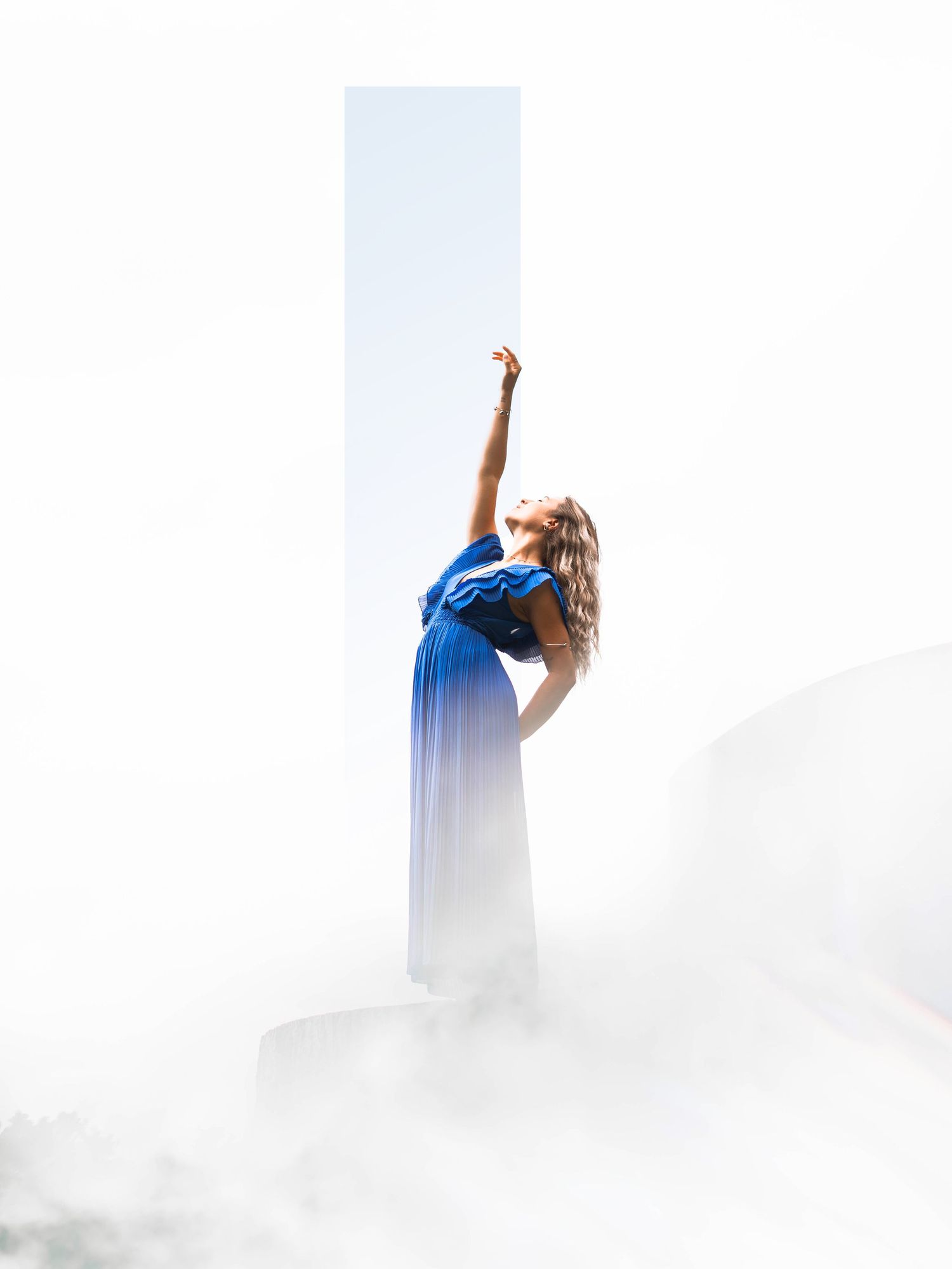 shooting photo illusion d'optique type ciel avec une femme habillée en bleu