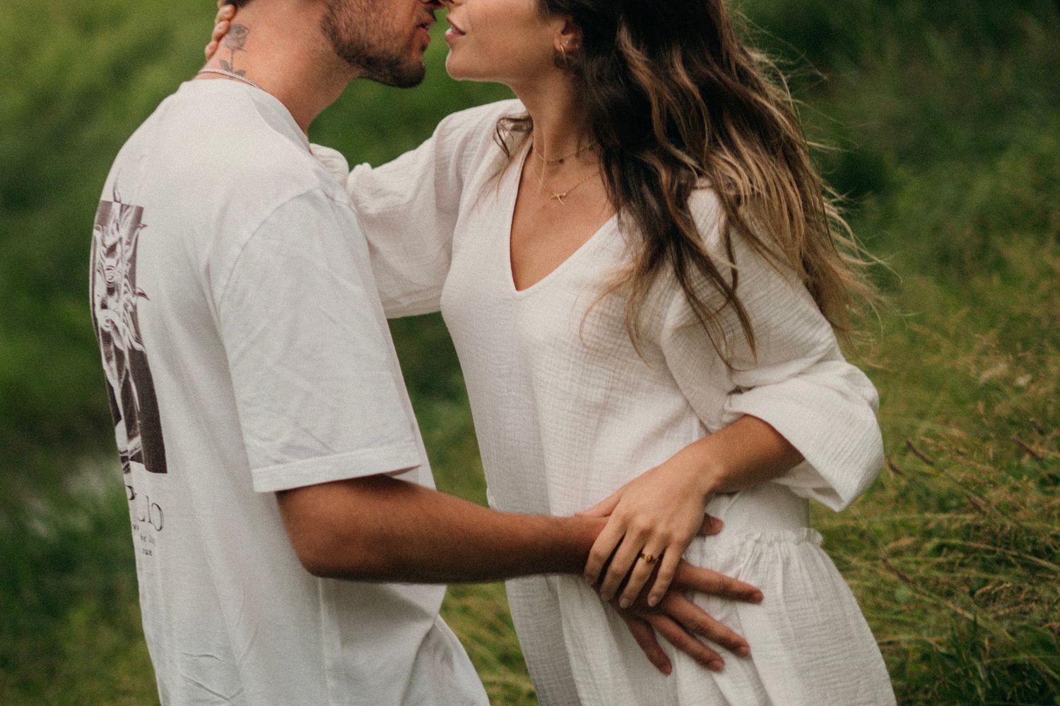 shooting photo couple qui danse dans la nature