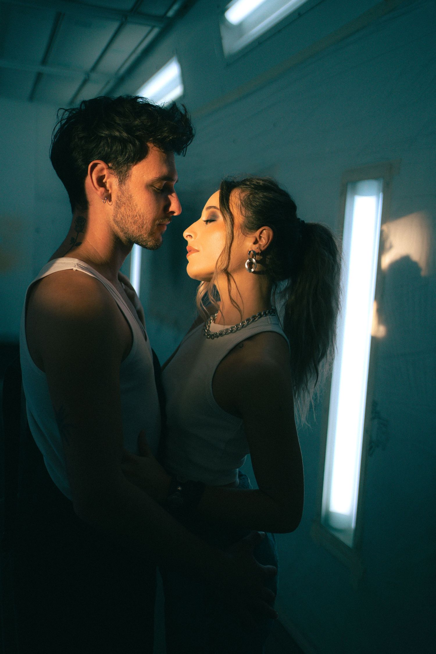 shooting photo d'un couple avec de beaux rayons de soleil