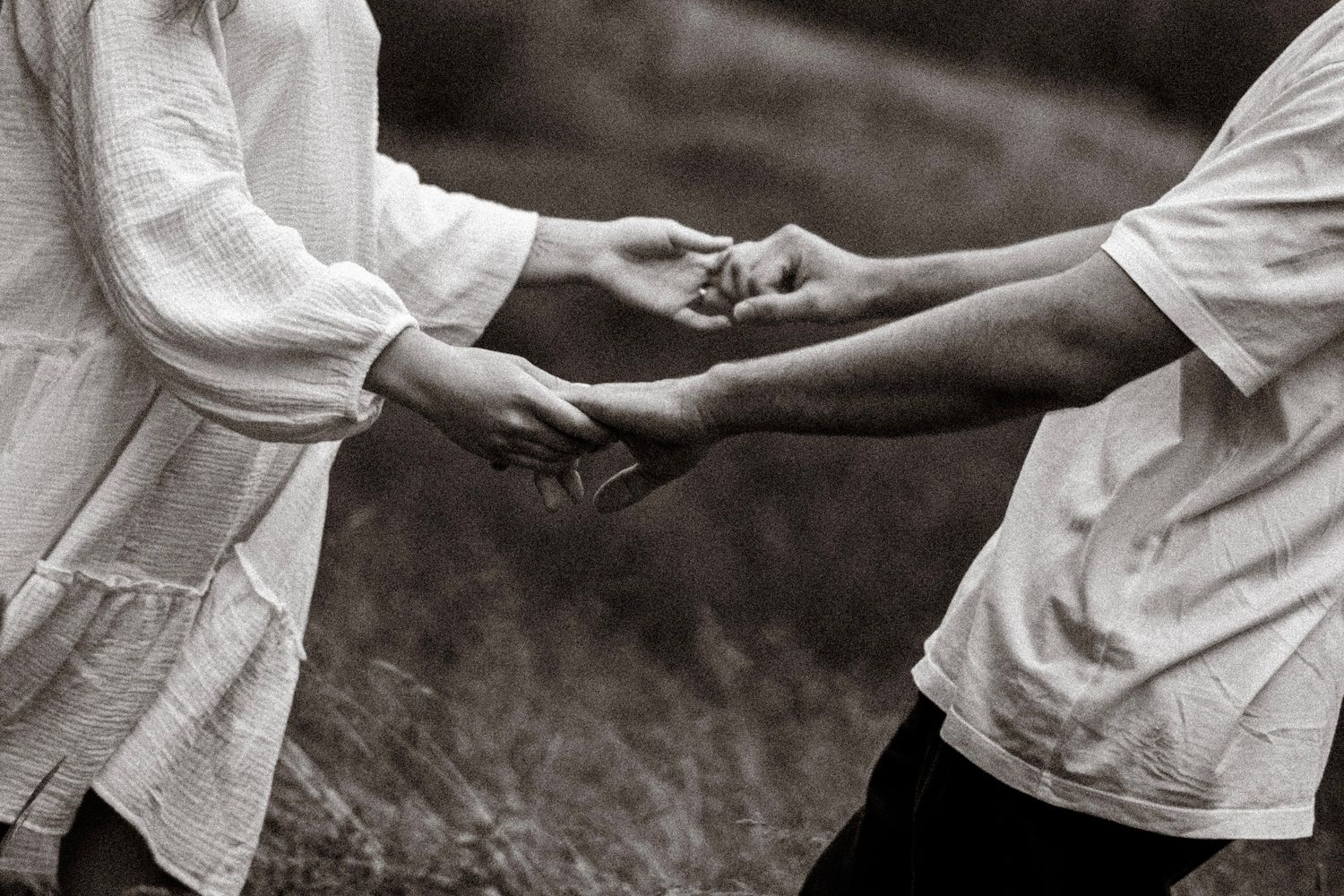 shooting photo couple qui se tiennent les mains en noir et blanc