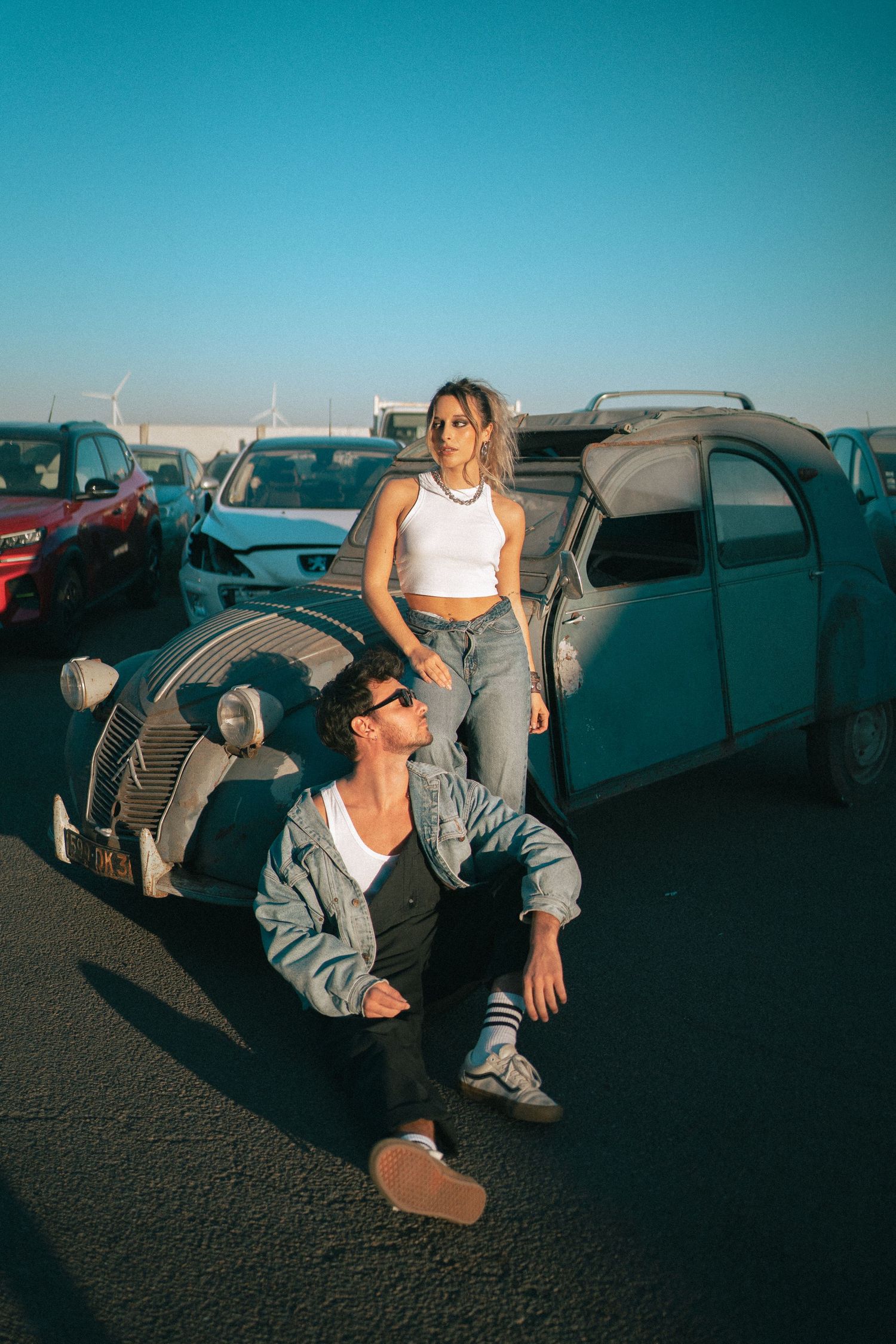 shooting photo d'un couple avec une ancienne voiture