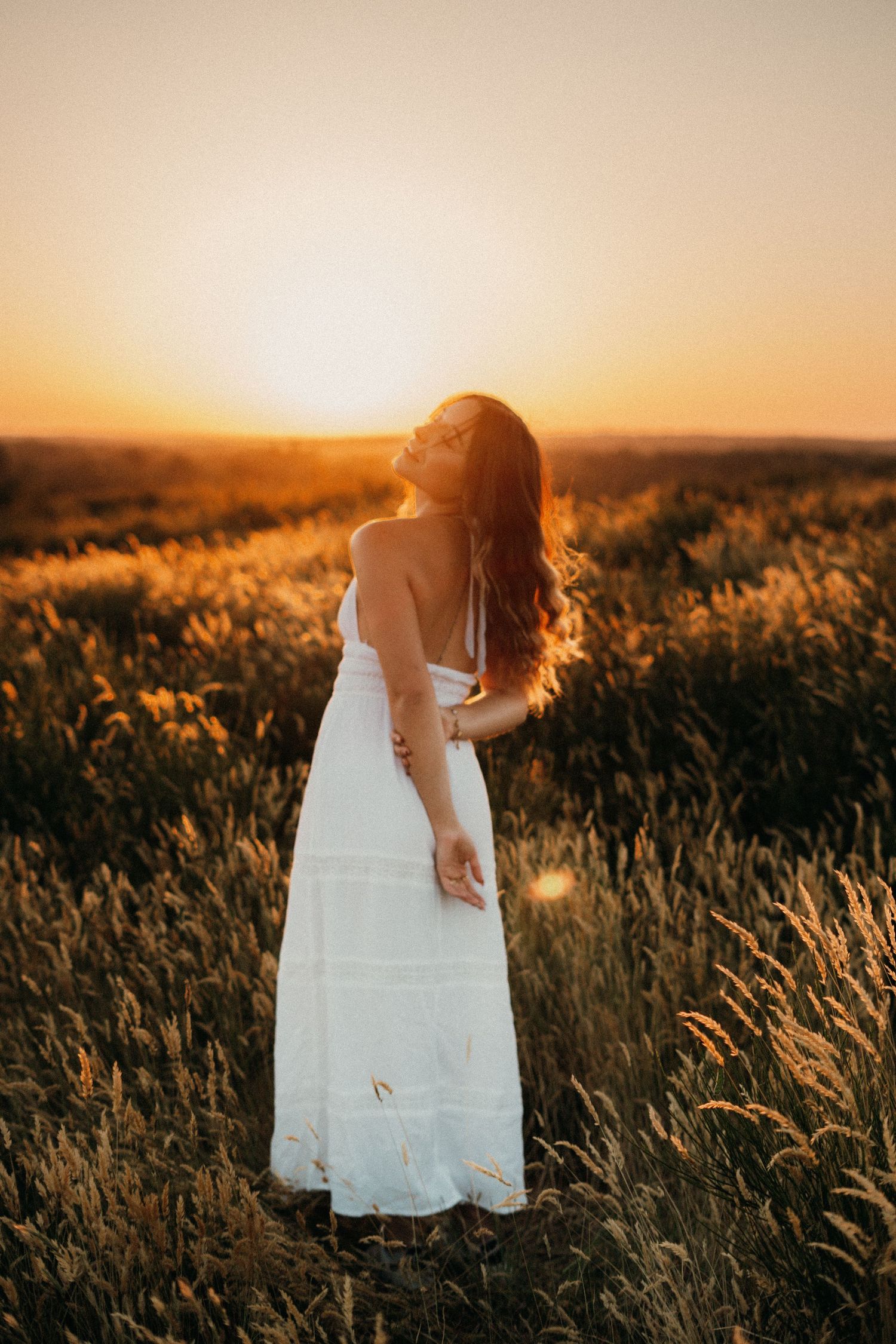 femme en robe blanche couché de soleil