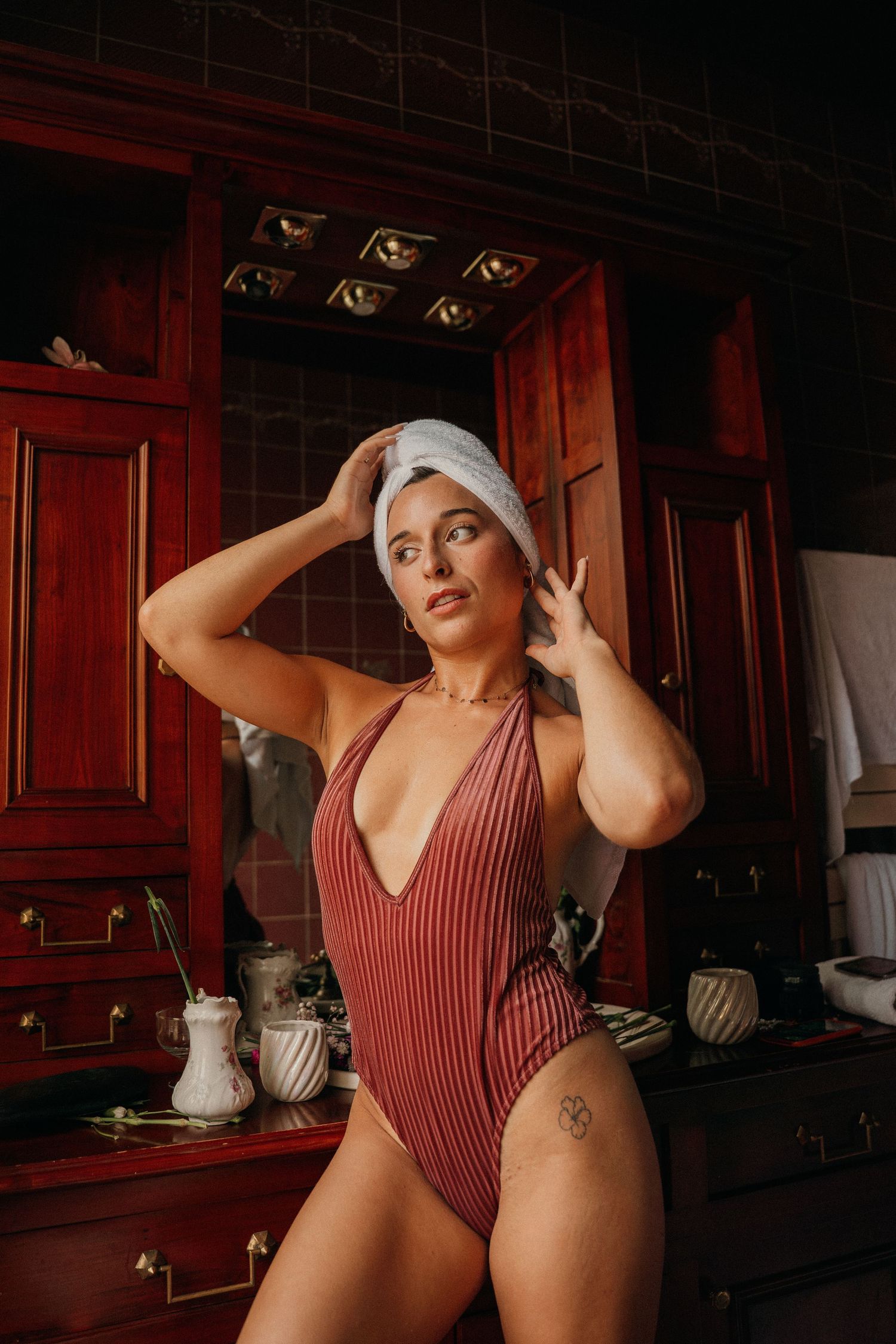 shooting salle de bain avec une modele photo en maillot de bain rose