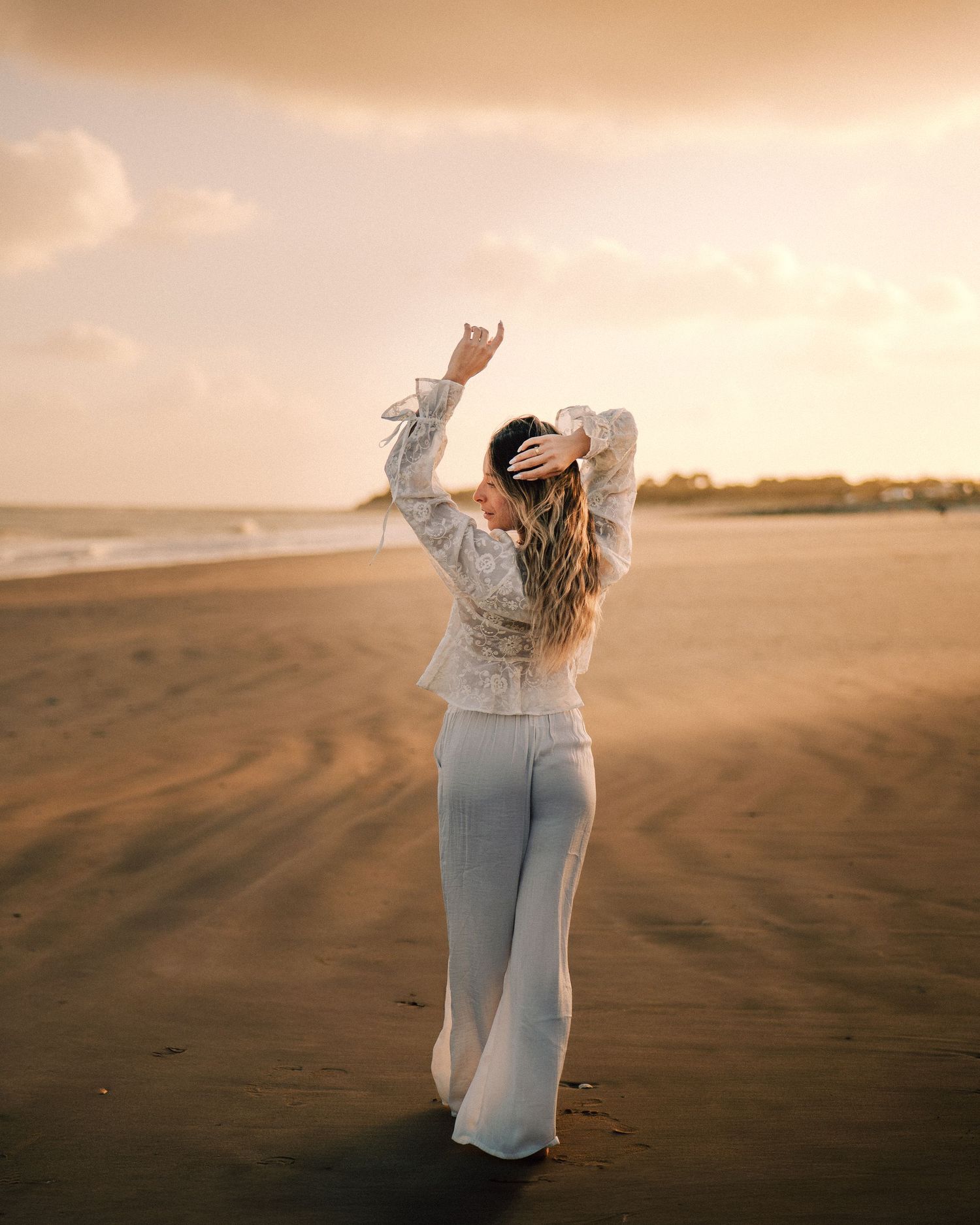 shooting photo d'une femme habillée en blanc de dos en bord de mer